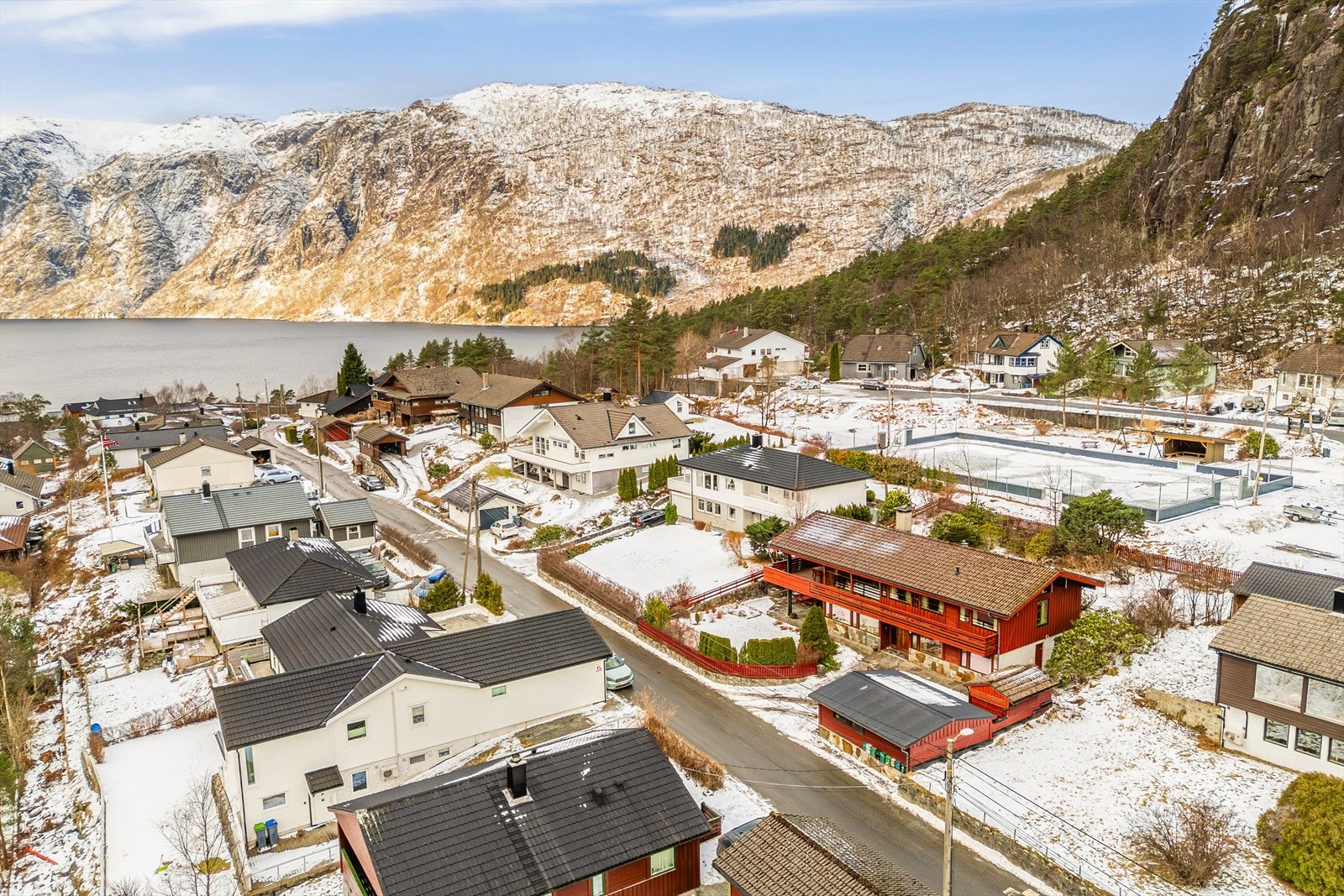 En innholdsrik familiebolig over to plan fra 1982 med nydelig beliggenhet på Stanghelle Galleribilde
