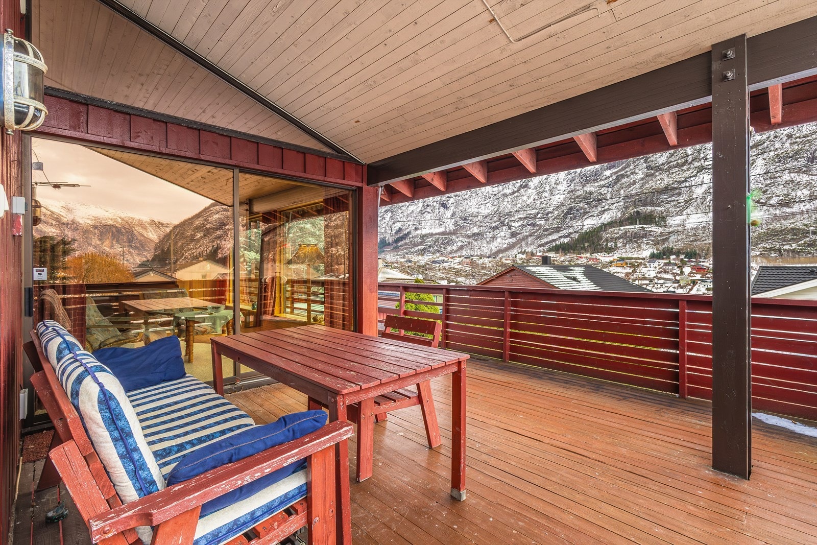 Terrassen er overbygget, noe som gir en lun og skjermet uteplass med gode bruksmuligheter gjennom sesongene. Galleribilde