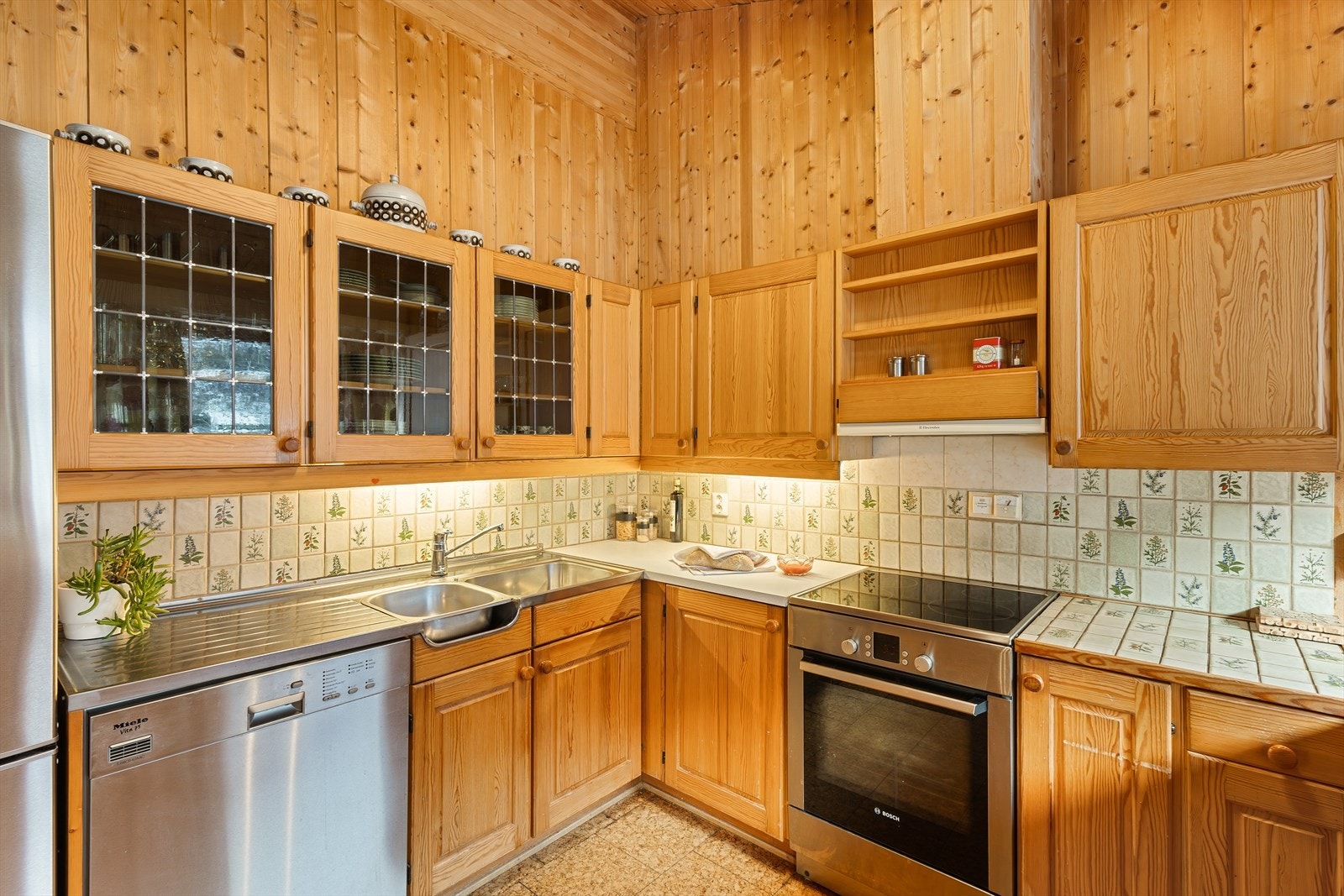 Heltre kjøkken med profilerte fronter og benkeplate med flis og heltre Galleribilde