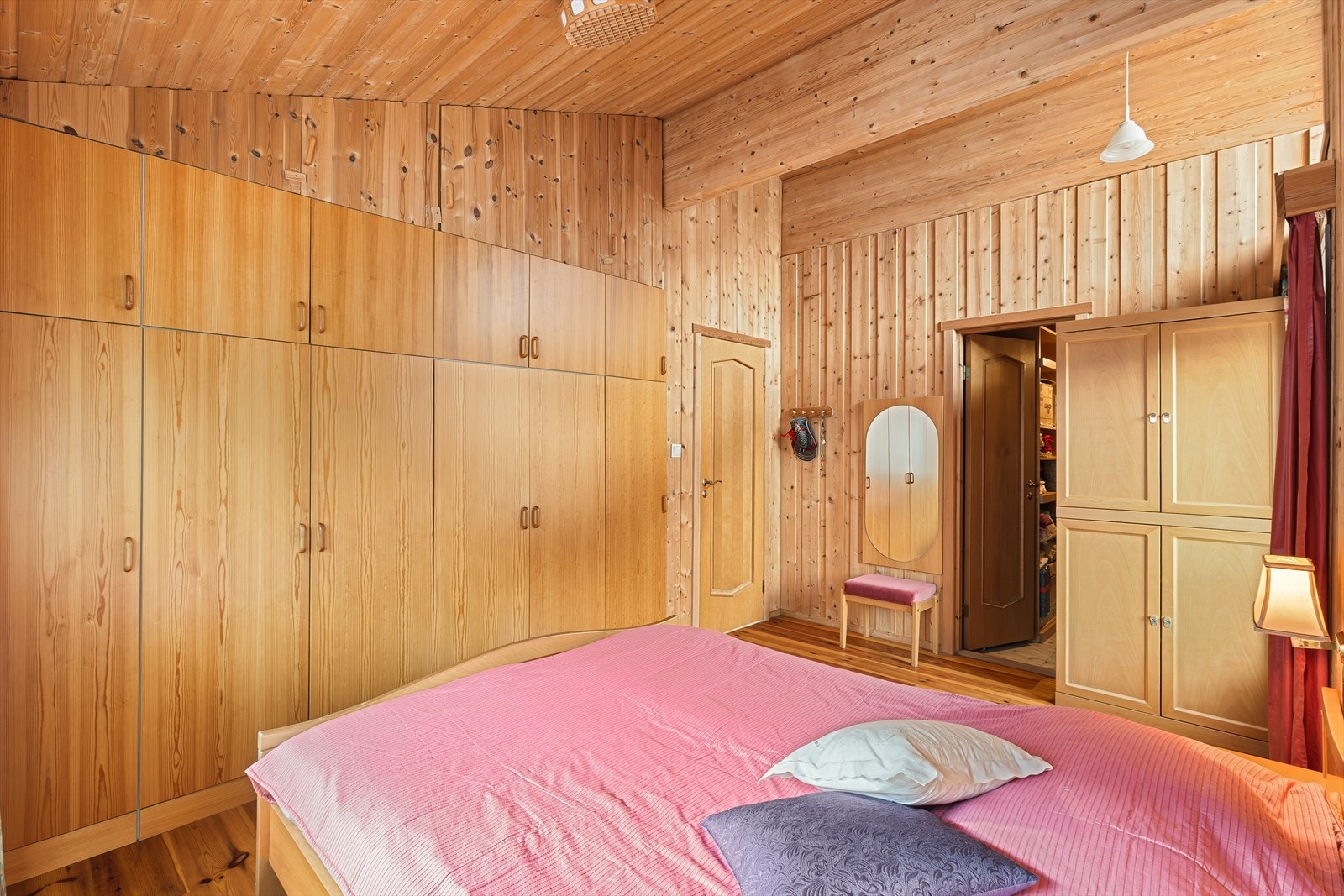 Rikelig med oppbevaring i innebygde skap Galleribilde