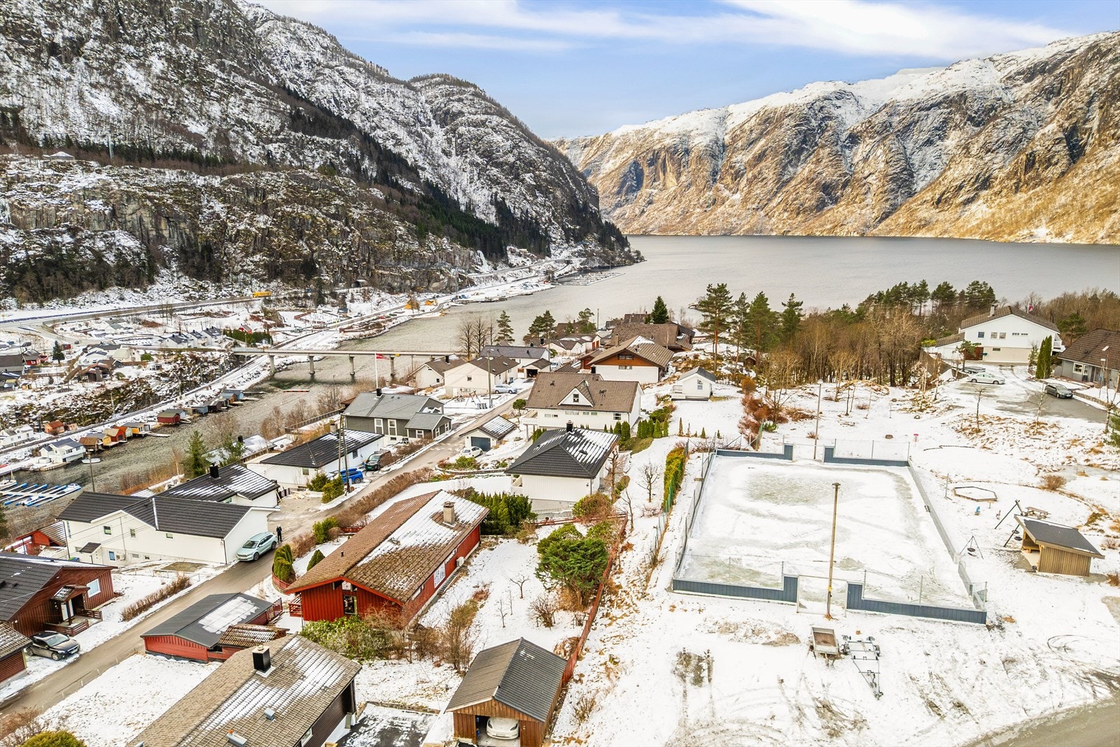 Fra boligen er det gangavstand til dagligvarebutikk, skole, barnehage og idrettsanlegg. Nærområdet byr på flotte tur- og friluftsmuligheter, flere fine utsiktspunkter samt lekeplass, fotballbane og frisbeegolf Galleribilde