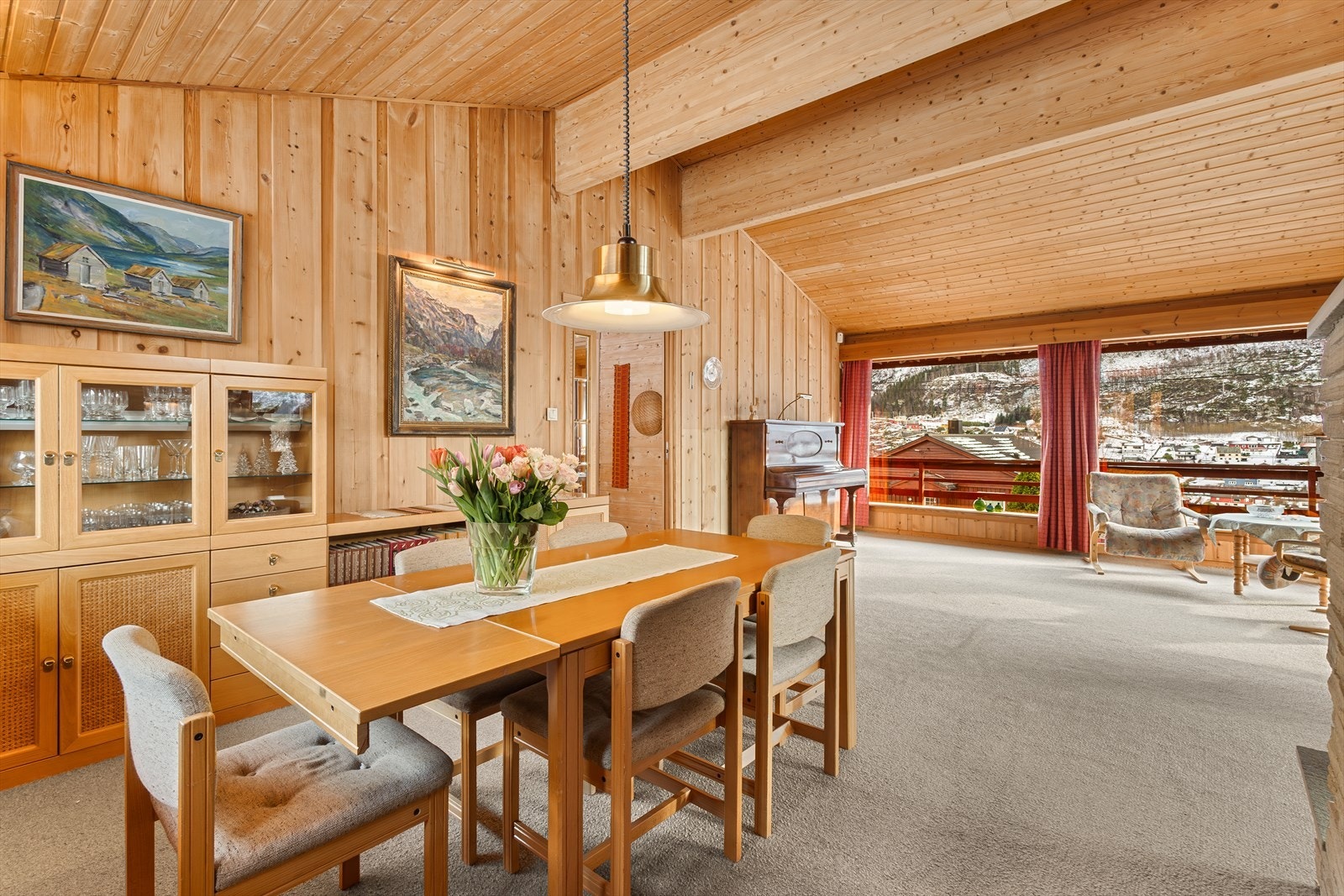 Stuen har trepanel på vegger og teppegulv Galleribilde