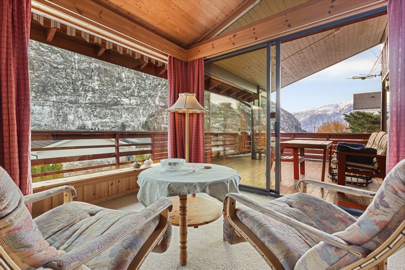 Fra stuen er det utgang til en overbygget terrasse Galleribilde