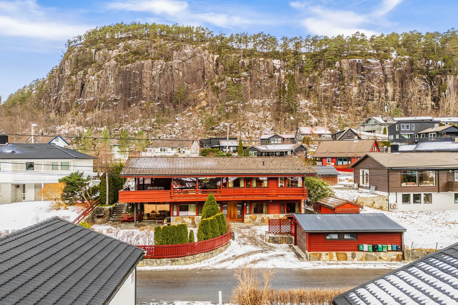 Boligen har gjennomgående standard fra byggeår og fremstår solid og velholdt, noe som gir gode muligheter for å videreutvikle og skape sitt eget drømmehjem Galleribilde