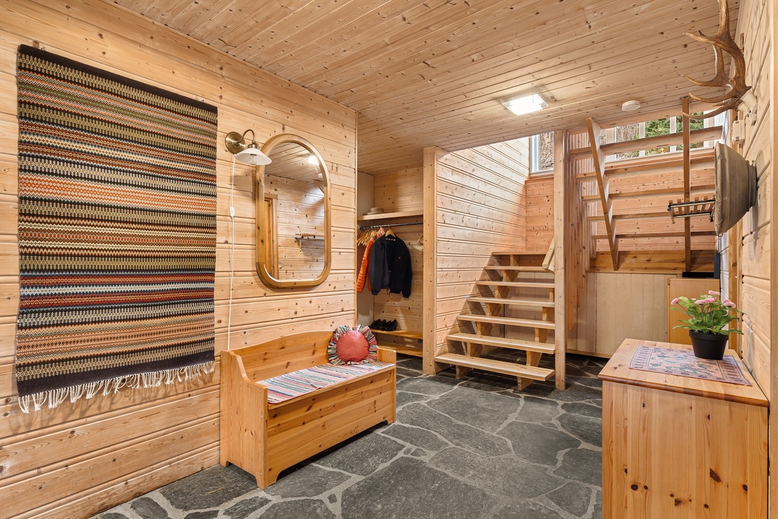 Underetasjen ønsker deg velkommen med en romslig entré og intern trappeforbindelse mellom etasjene Galleribilde