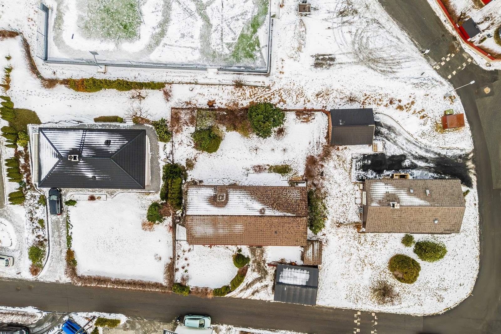 Stor og flott tomt med fine uteområder Galleribilde