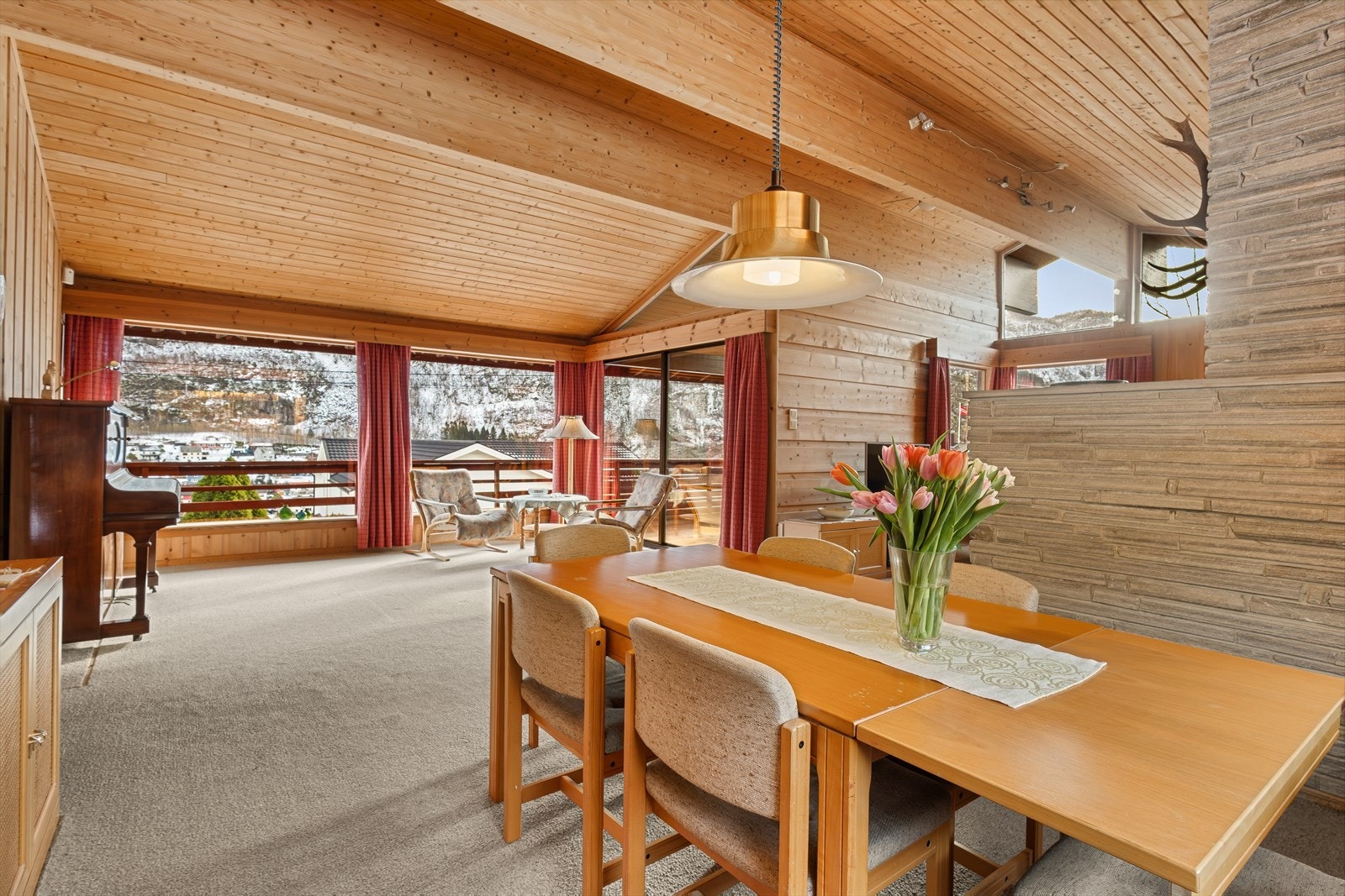 Hovedetasjen byr på en stor og luftig stue på over 50 m² med svært god takhøyde, noe som gir ekstra god romfølelse Galleribilde