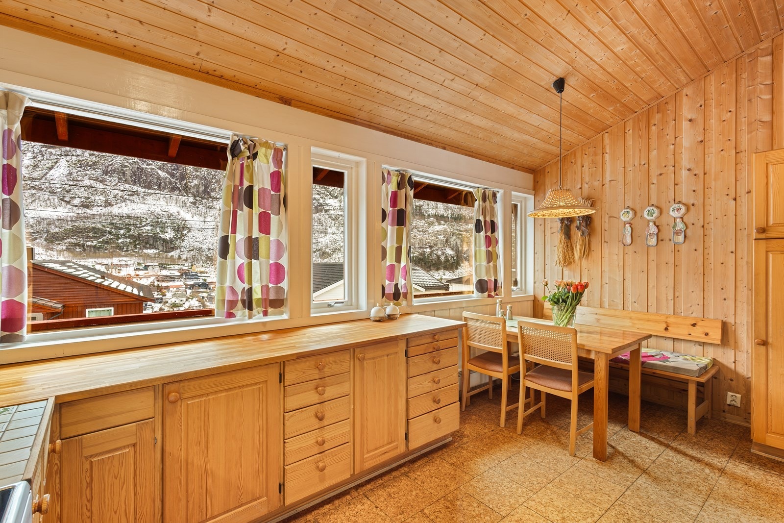 Kjøkkenet måler hele 14 m² og man har dermed god plass til spisebord Galleribilde