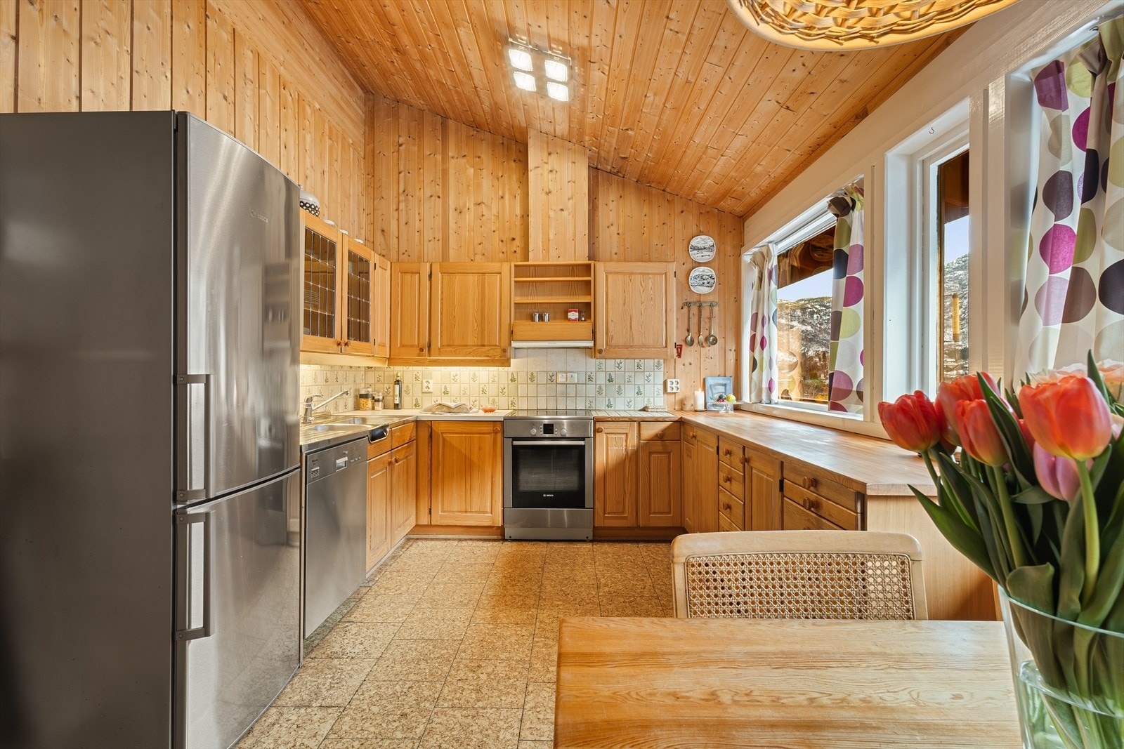 Solid og pent kjøkken med god skap- og benkeplass Galleribilde