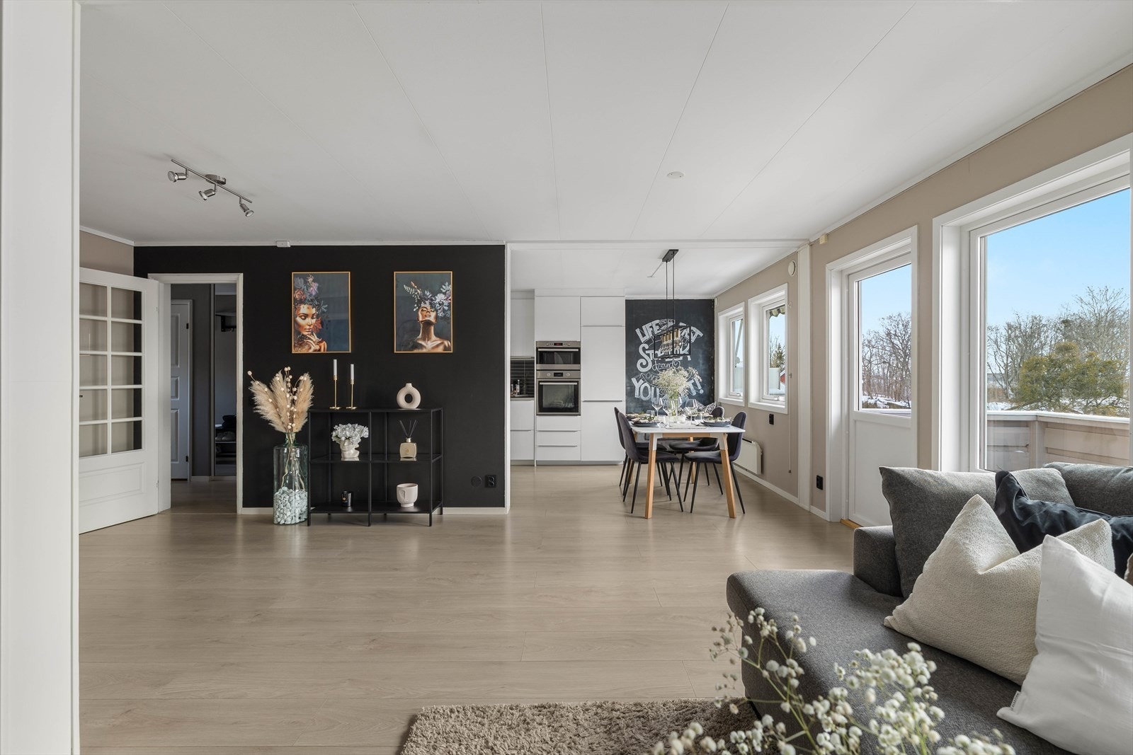 Den åpne løsningen gir en lys og luftig atmosfære. Galleribilde