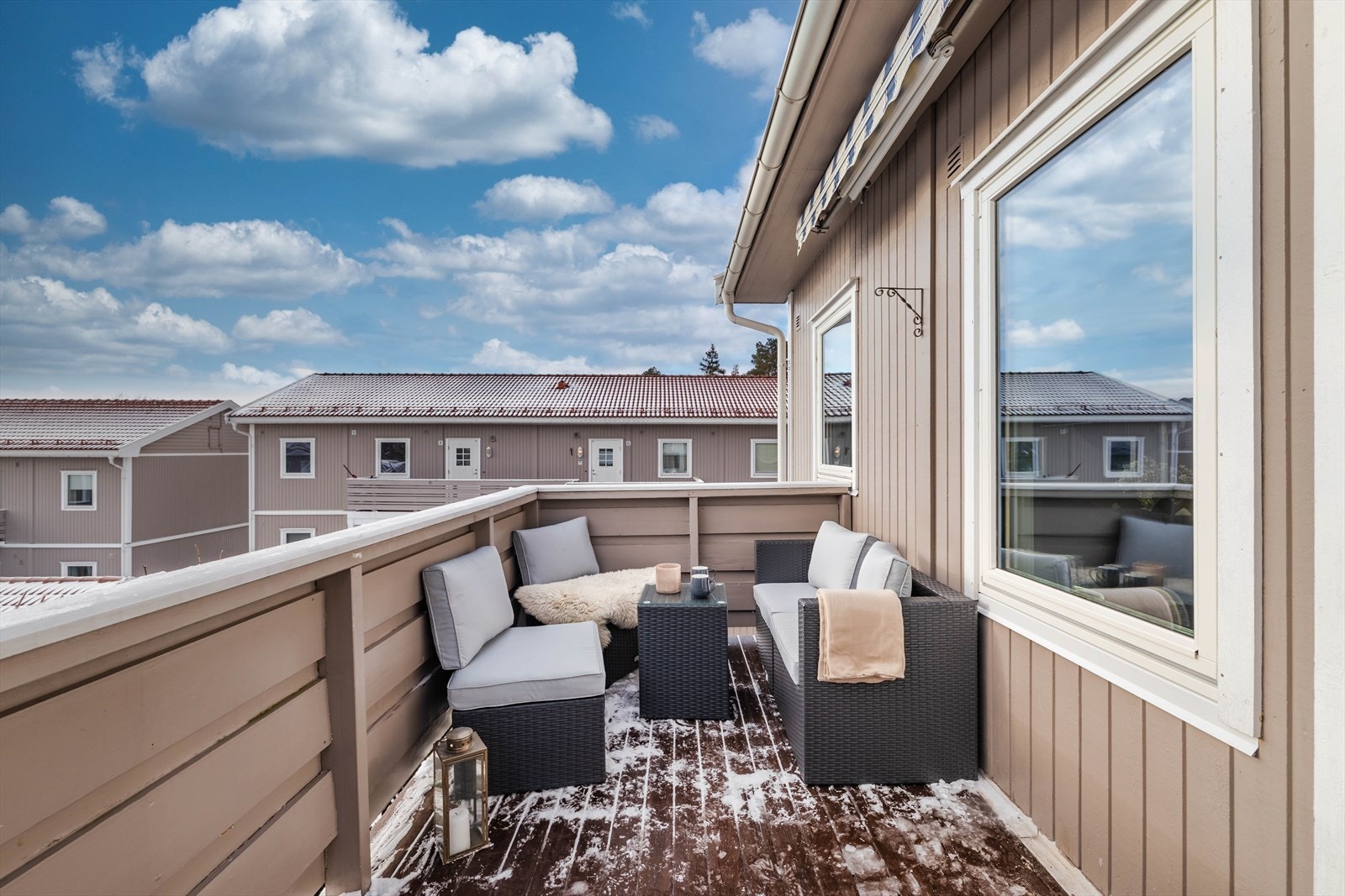 Det er fint plass til ønskelig utemøblement og hyggelig beplanting. Balkongen har også gode solforhold med ettermiddag- og kveldssol. Galleribilde