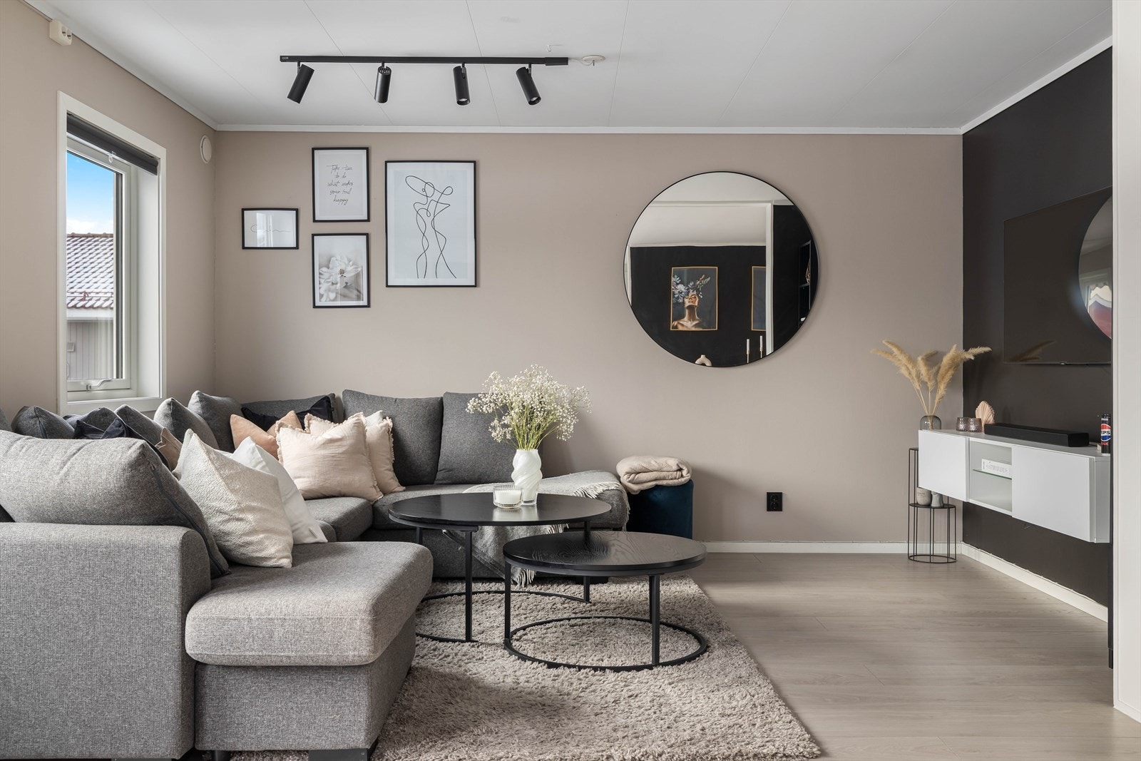 En lys og tiltalende andelsleilighet fra 2005 beliggende i byggets andre etasje. Galleribilde