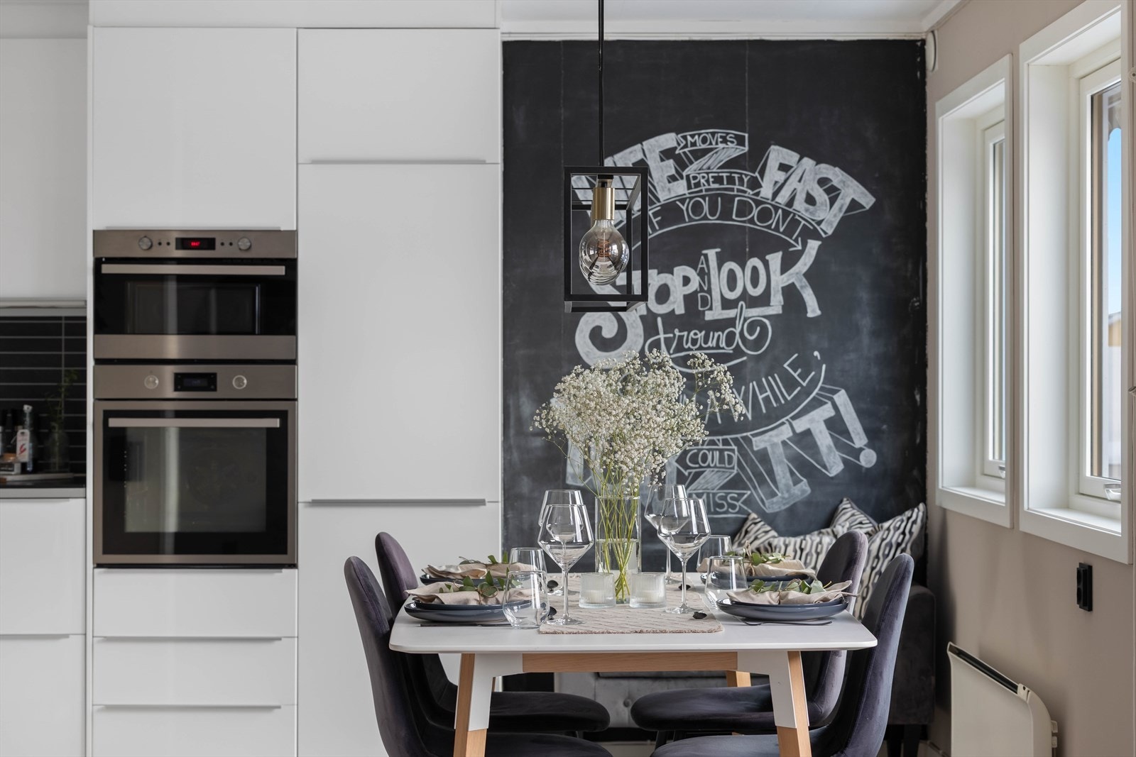 Spisestuen er i praktisk tilknytning til kjøkkensonen og har fint plass til samling av familie og venner. Galleribilde