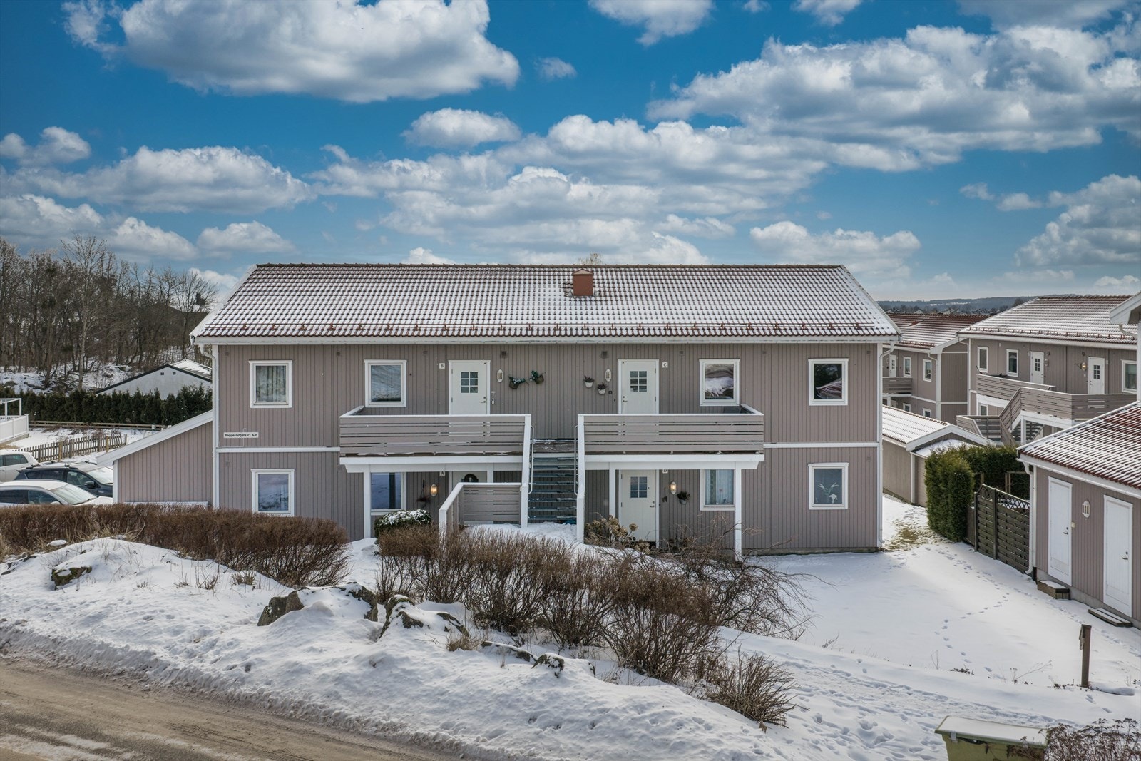 Leilighet ligger i i populære Farmen Borettslag. Her bor man i rolige omgivelser med kort vei til dagligvare, bussholdeplass og nydelige turområder, og det er ca. 15 minutters gange til Horten sentrum. Galleribilde