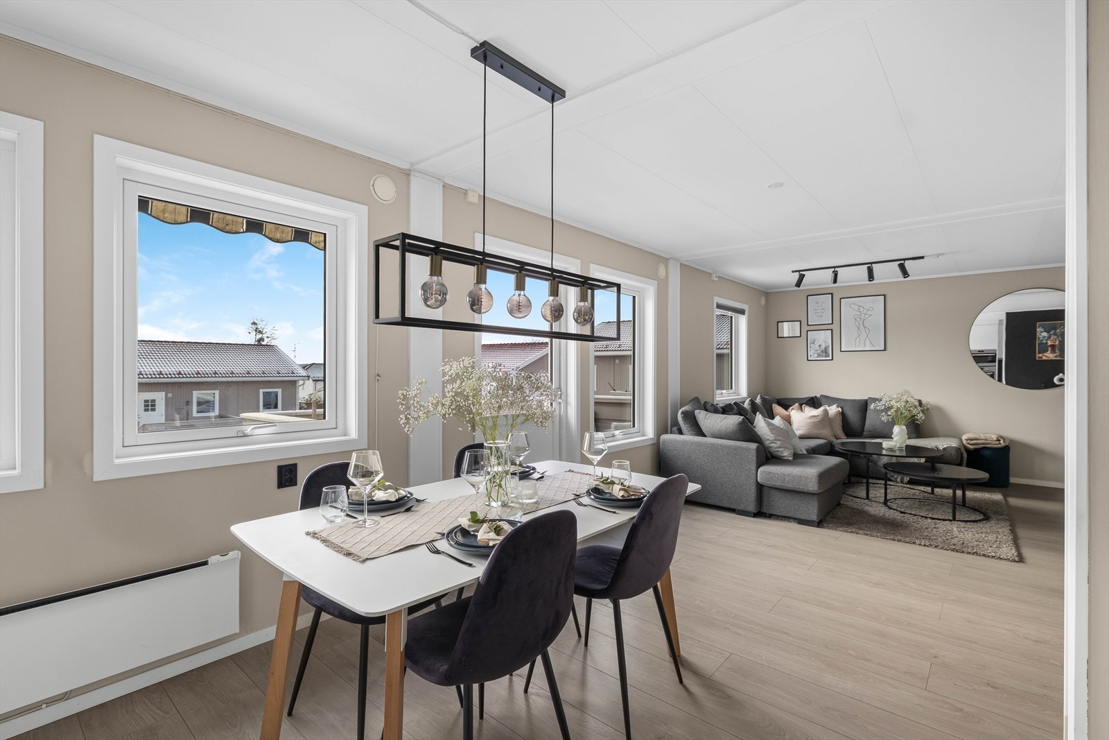 Oppholdssonen har godt med naturlig lysinnslipp fra fra flere, generøse vindusflater. Galleribilde