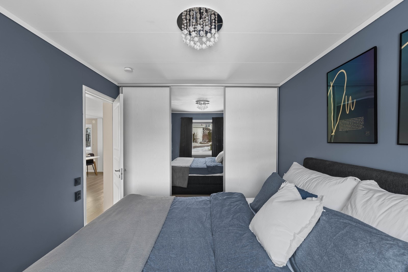 Hovedsoverommet er malt i en moderne blåtone og er av god størrelse. Galleribilde