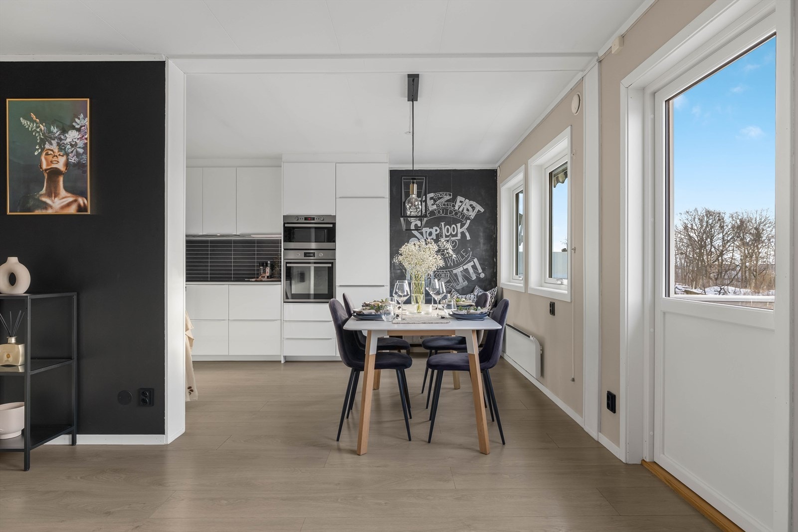 I enden av kjøkkenet er det en koselig sittebenk hvor for eksempel morgenkaffen kan nytes. Galleribilde