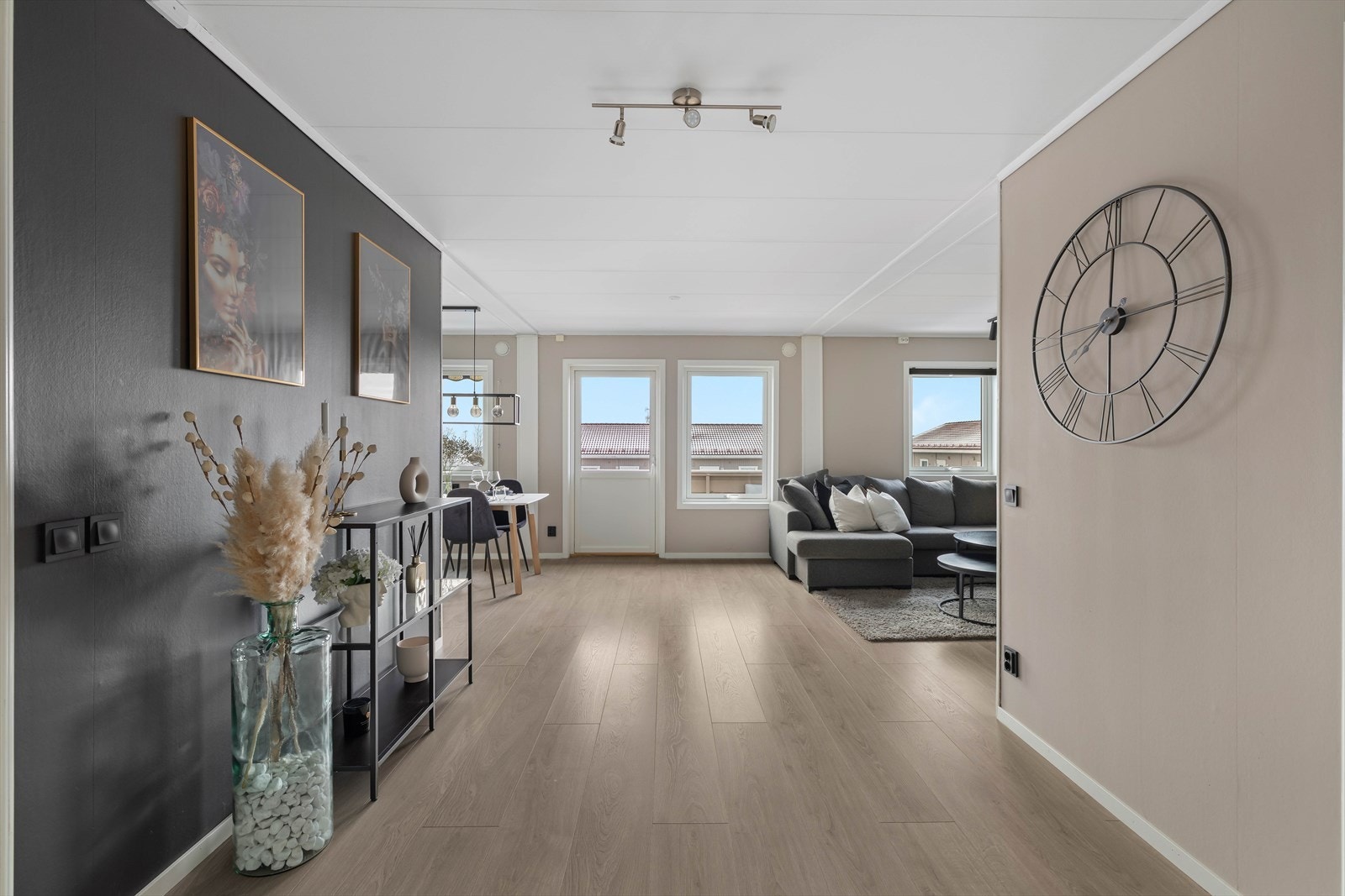 Det er også utgang til en lun og solrik balkong. Galleribilde