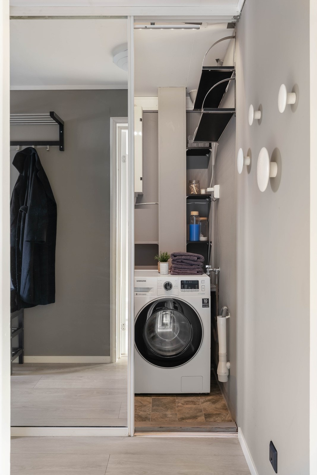 I gangen er det også et praktisk skap med opplegg for vaskemaskin. Dette rommet er ikke et våtrom, men er utstyrt med waterguard. Galleribilde