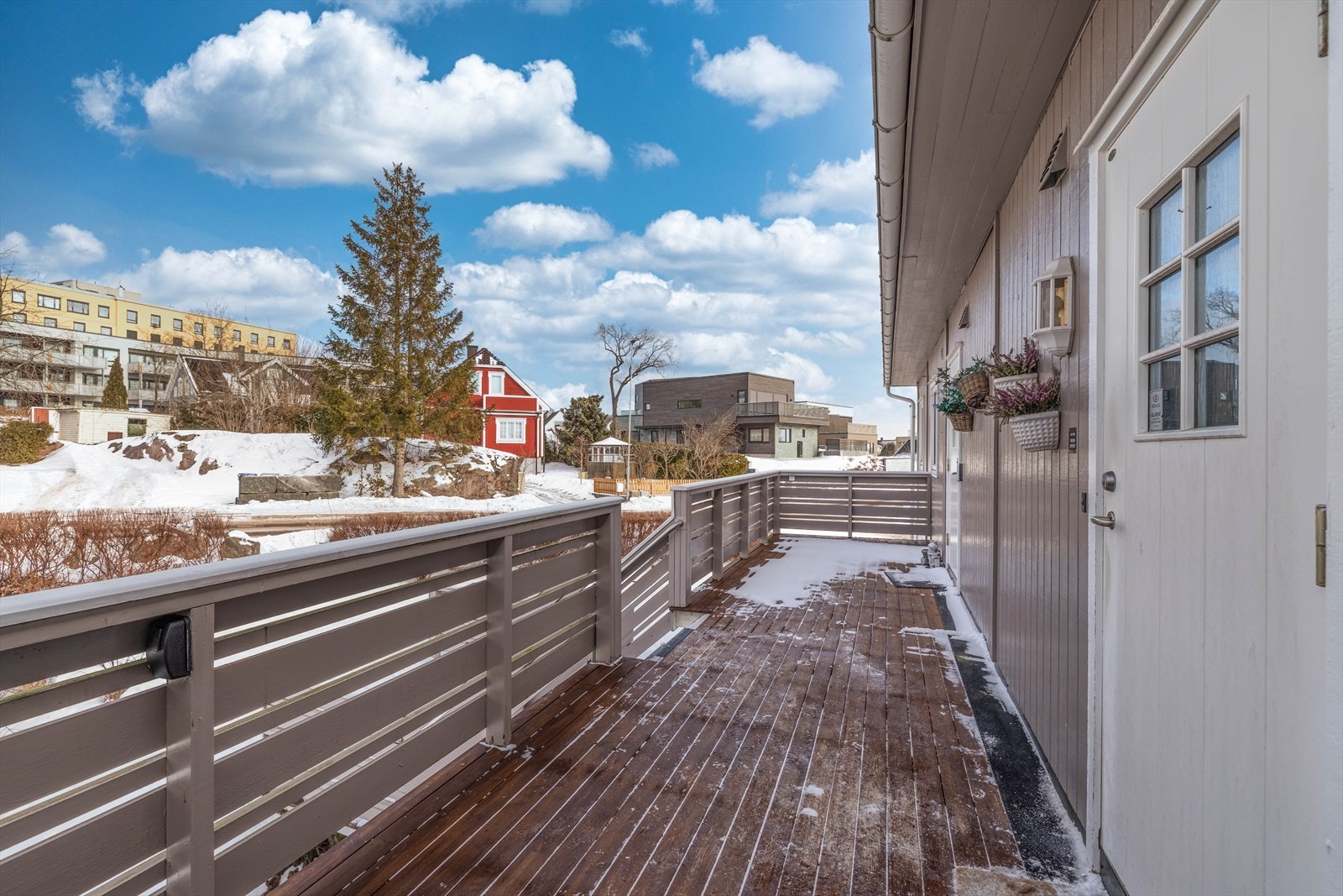 Det er felles trapp fra bakkeplan opp til leilighetene i andre etasje. Galleribilde