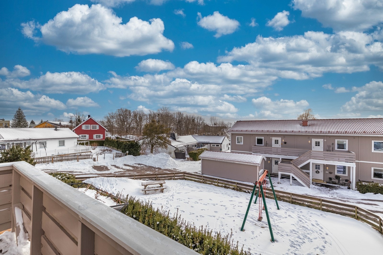 Fra balkongen er fint utsyn mot borettslagets fellesarealer. Galleribilde