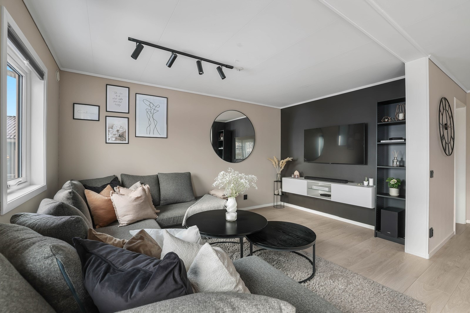 Det er også god plass til stor sofaløsning med tilhørende TV-møblement. Galleribilde