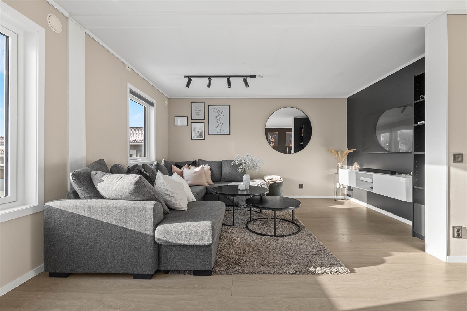 Gjennomgående for hele leiligheten er også de smakfulle fargevalgene mot fine laminatgulv. Galleribilde