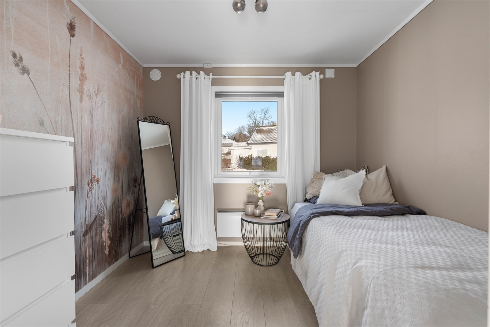 Det minste soverommet var opprinnelig en bod, og er ikke forsøkt omsøkt til soverom hos kommunen. Galleribilde