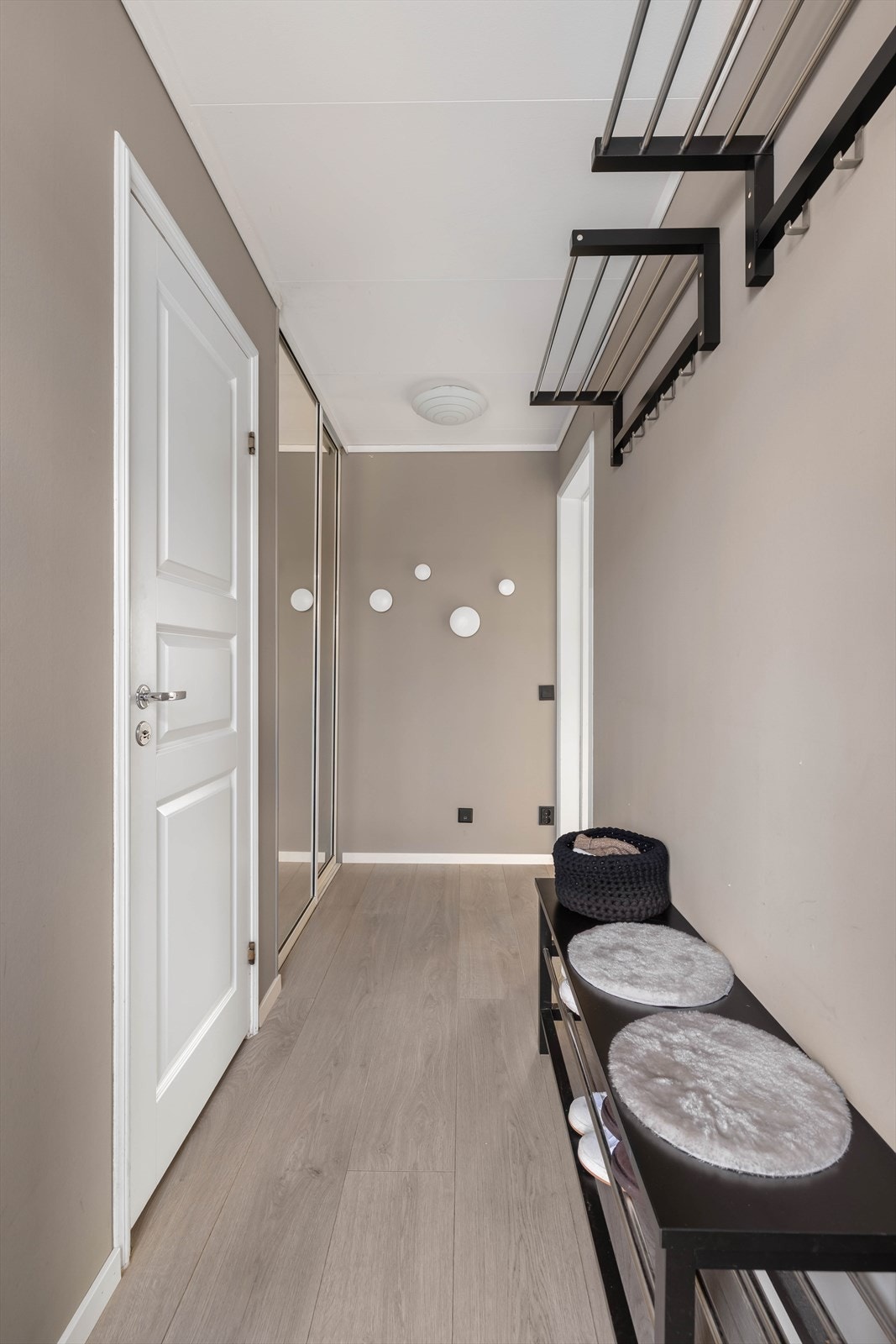 Entreen gir et godt førsteinntrykk av leiligheten, og har fint plass til oppheng av yttertøy og plassering av sko som er i daglig bruk. Galleribilde