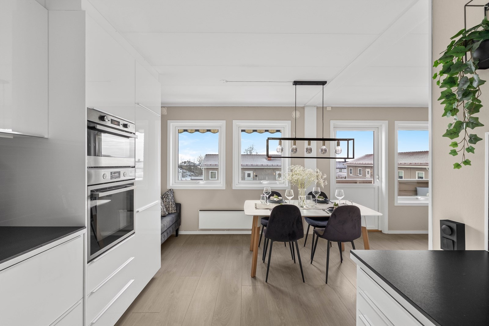 Stue og kjøkken er i delvis åpen løsning i et stort og luftig rom med flere møbleringsmuligheter. Galleribilde