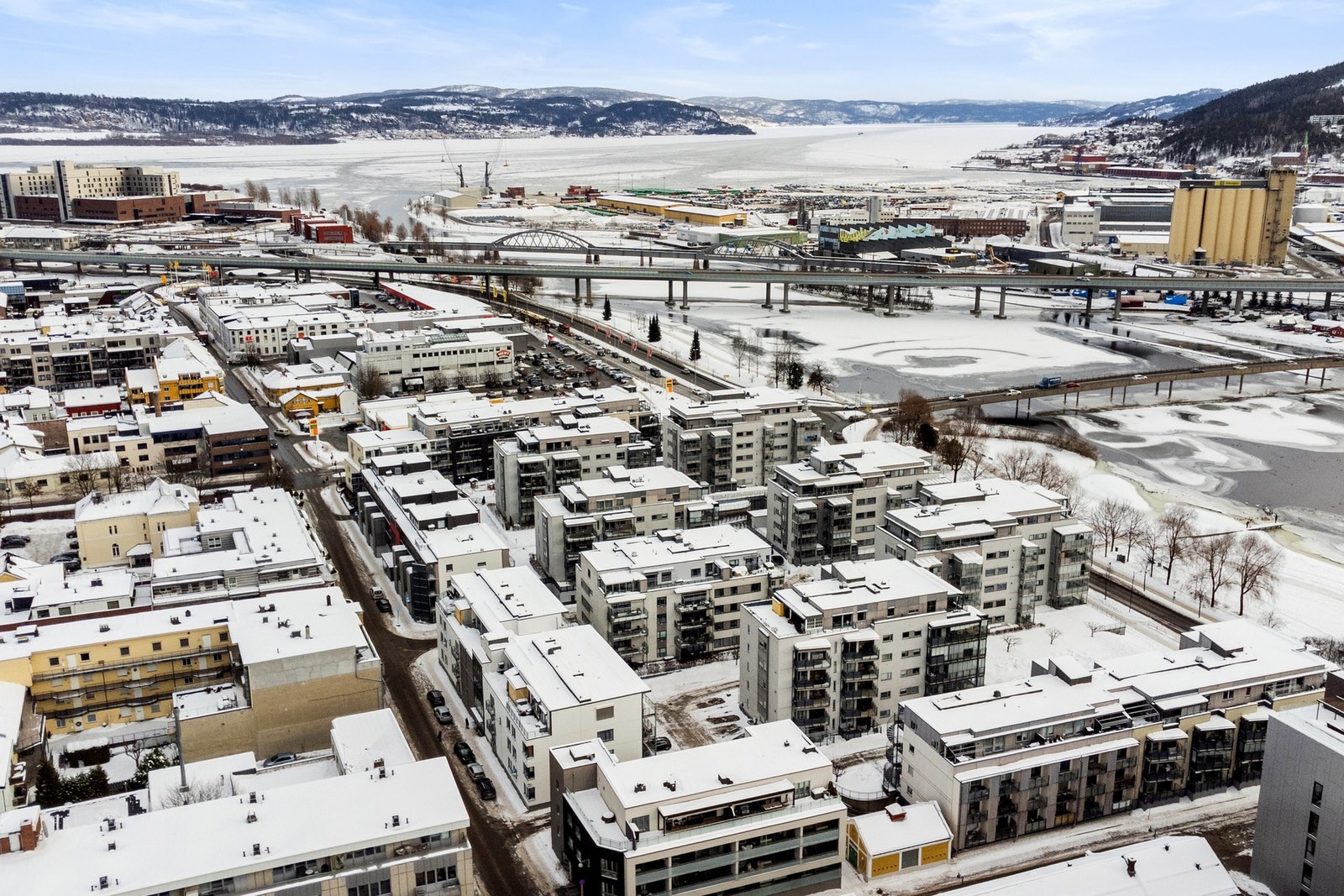 Her bor du med umiddelbar nærhet til det meste Drammen har å by på. Kun få minutters gange tar deg til CC kjøpesenter, hyggelige spisesteder, bussholdeplass og det attraktive aktivitetsområdet langs Drammenselva med badeplass, sandvolleyballbane og flotte Galleribilde