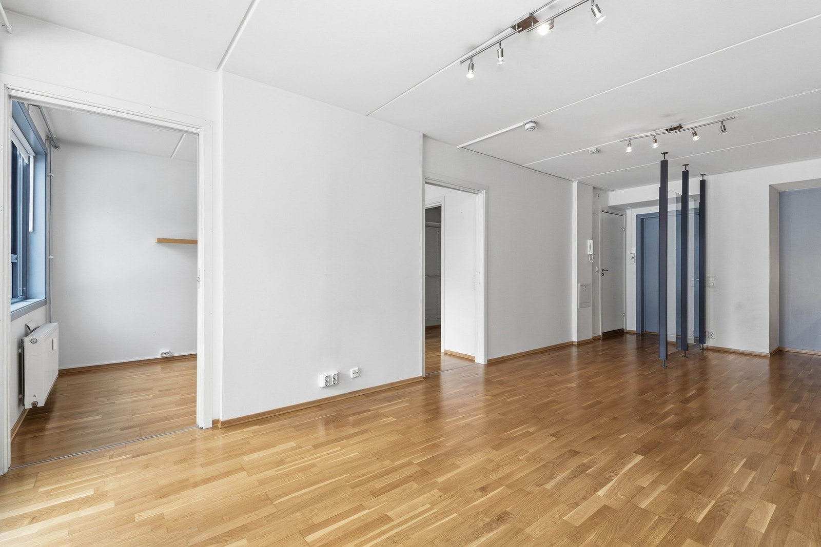 Åpen og sosial løsning mellom stue og kjøkken Galleribilde