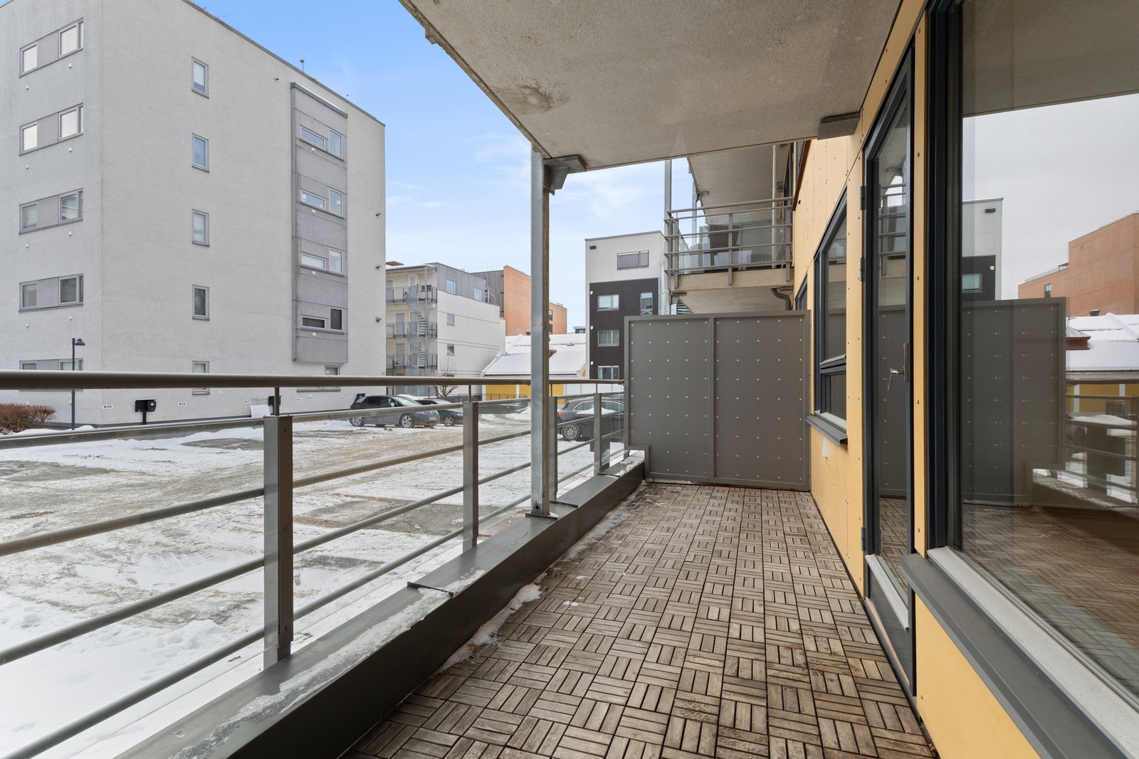 Balkongen er i betongkonstruksjon, belagt med plastheller og har glassrekkverk. Galleribilde