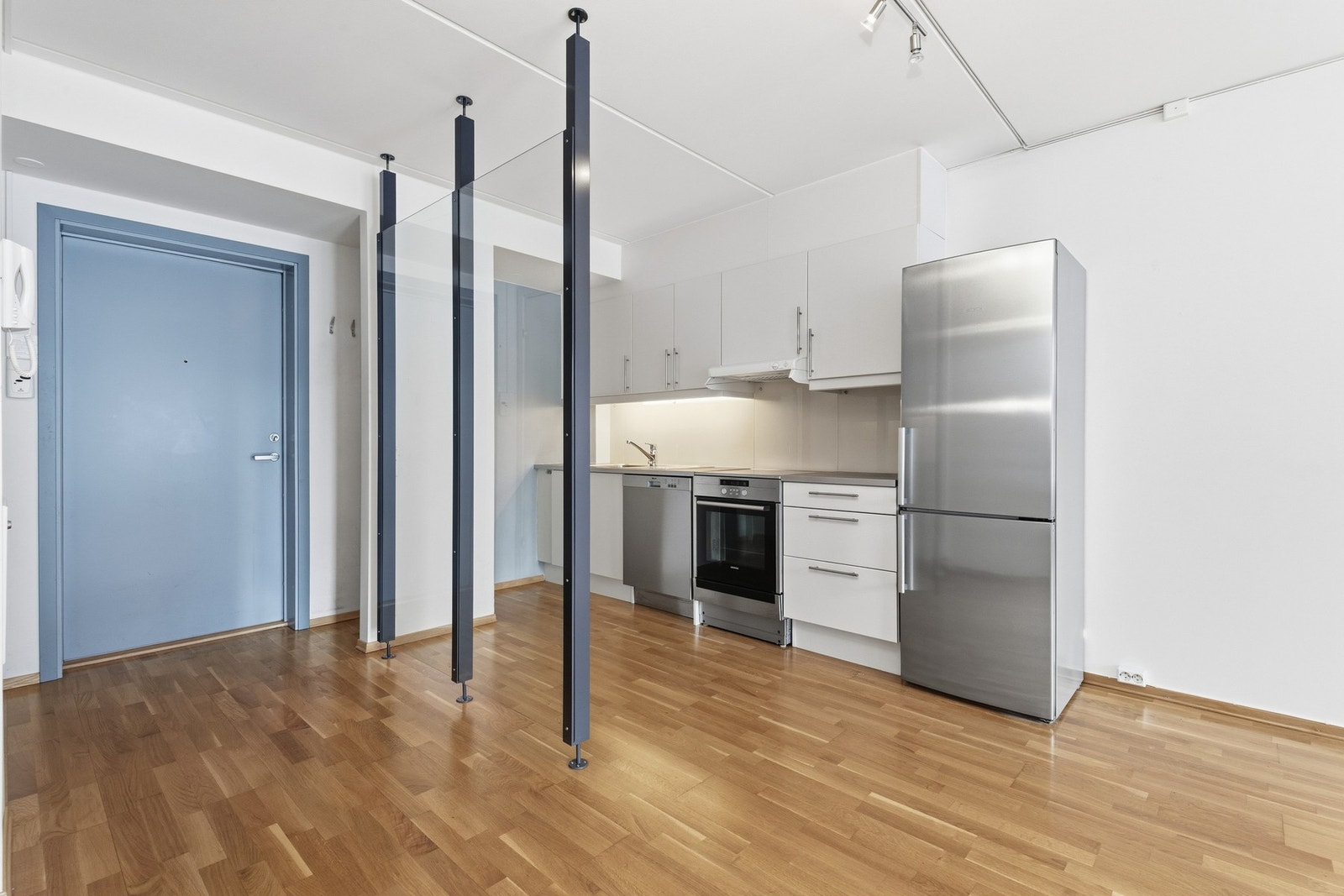 Gode arbeidsflater og rikelig med skapplass. Galleribilde