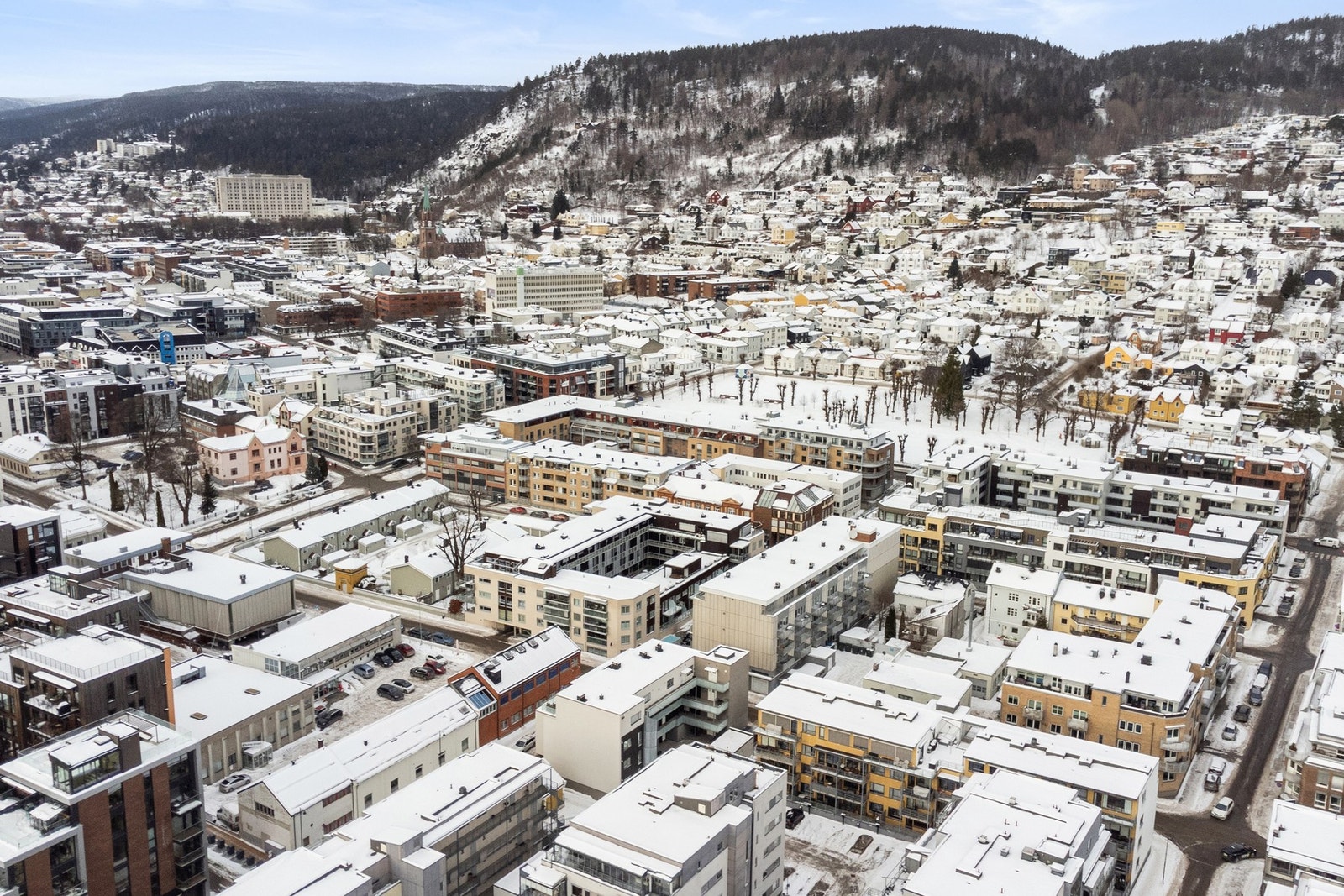 Like ved eiendommen finner du CC Kjøpesenter, treningssenter, ulike helsetilbud og spisesteder. Bussen stopper i gata utenfor og det tar under et kvarter å gå til Brakerøya jernbanestasjon og nye Drammen sykehus. Galleribilde