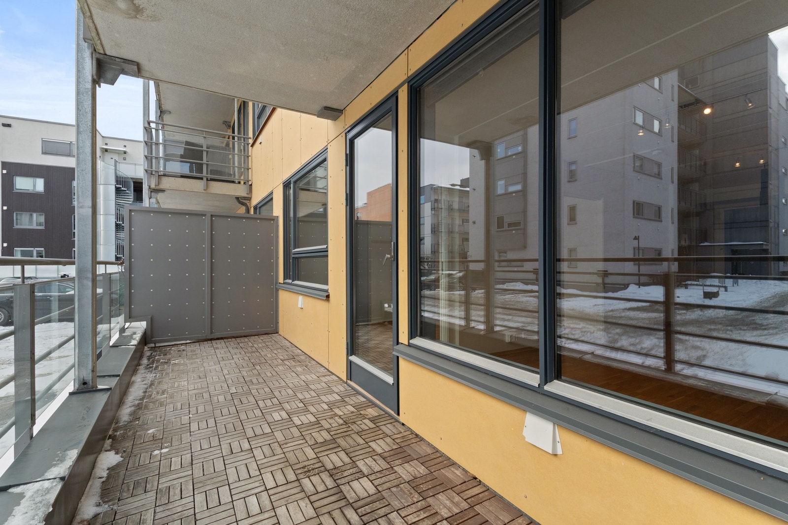 Fra balkongen har min flott utsikt mot Drammenselva. Galleribilde