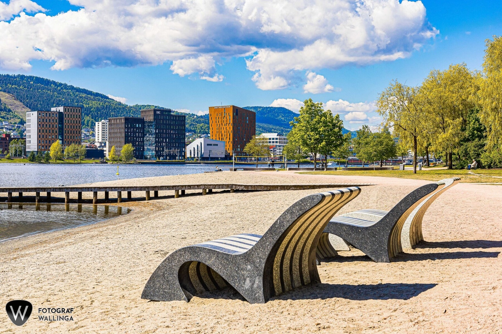 I gata nedenfor ligger Drammenselven og byens populære elvepromenade, som blant annet byr på deilige, grønne lunger, sandvolleyballbane, Tuftepark, flotte bade- og fiskemuligheter, samt koselige spisesteder med uteservering. Galleribilde