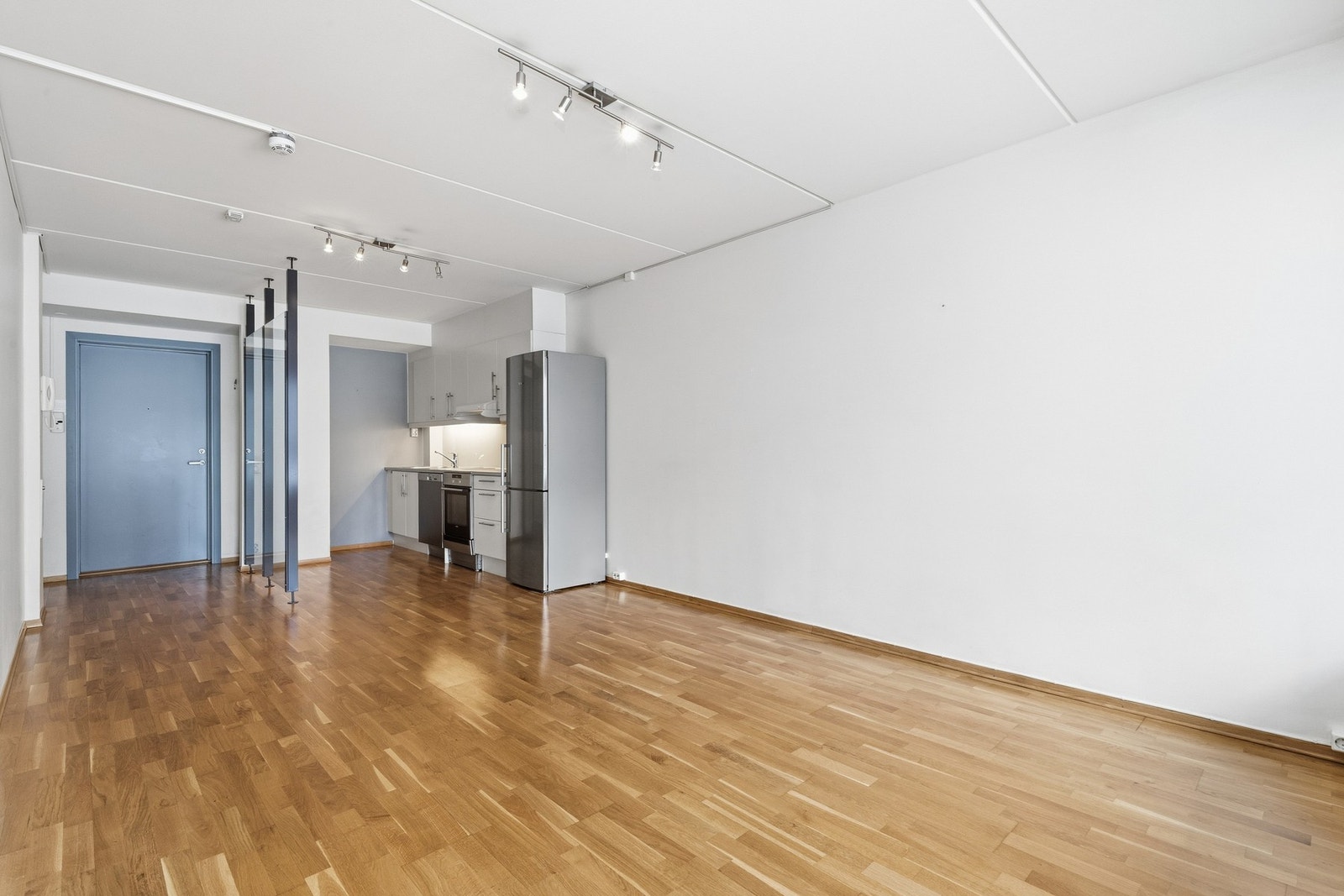 Kjøkkenet ligger i åpen løsning mot stuen og er fra byggeår (2006). Galleribilde