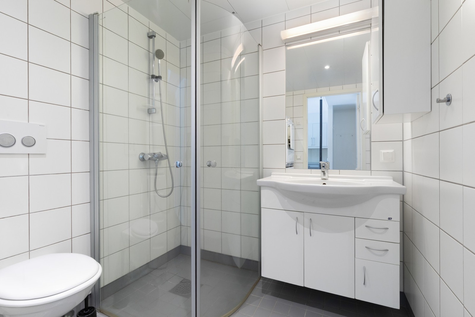 Det er varmekabler i gulv som gir god komfort. Badet fremstår funksjonelt og pent, med tilfredsstillende fallforhold og ingen registrerte fuktskader ved befaring. Galleribilde