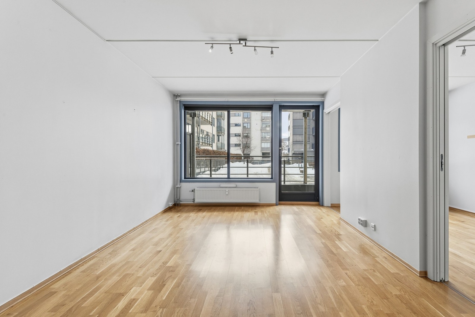 Fra stuen er det direkte utgang til balkongen, noe som gir en fin forlengelse av oppholdsrommet i sommerhalvåret. Galleribilde