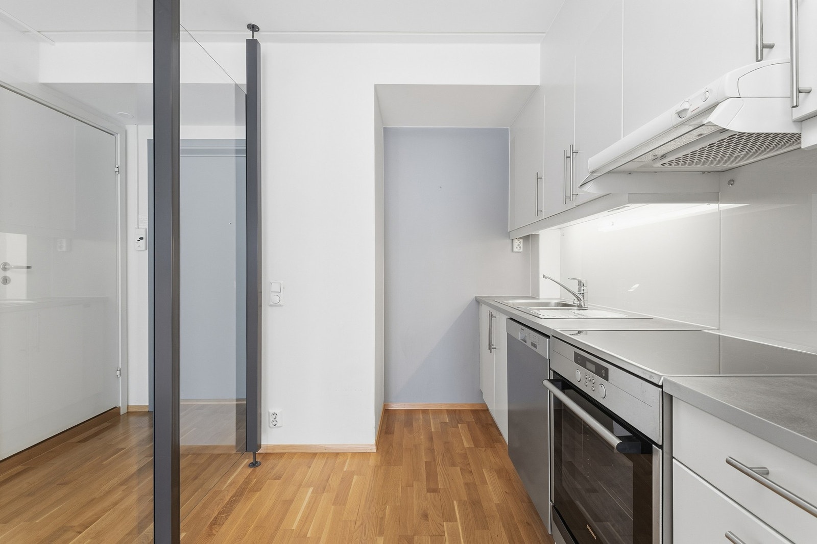 Kjøkkenet fremstår funksjonelt og pent, og passer godt til både hverdagsbruk og enklere selskap. Galleribilde