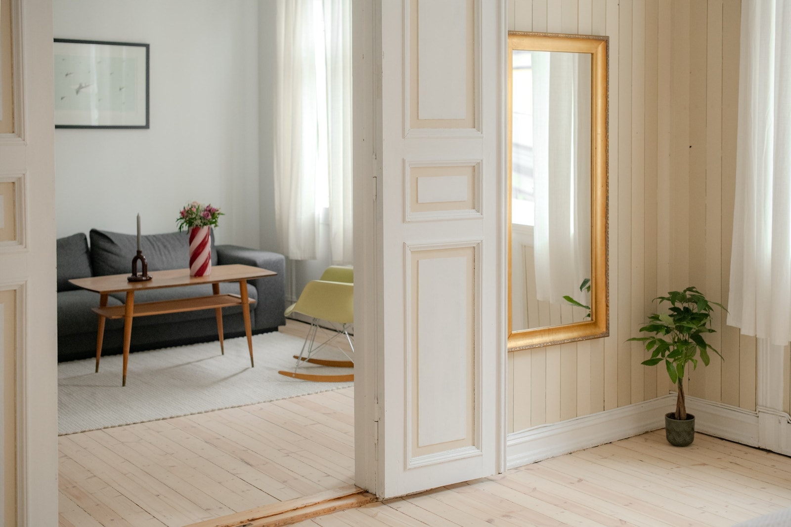 Velkommen til Bernt Ankers gate 4 B - en klassisk og sjarmerende 2-roms leilighet i øverste etasje. Foto: Lars Gartå. Galleribilde