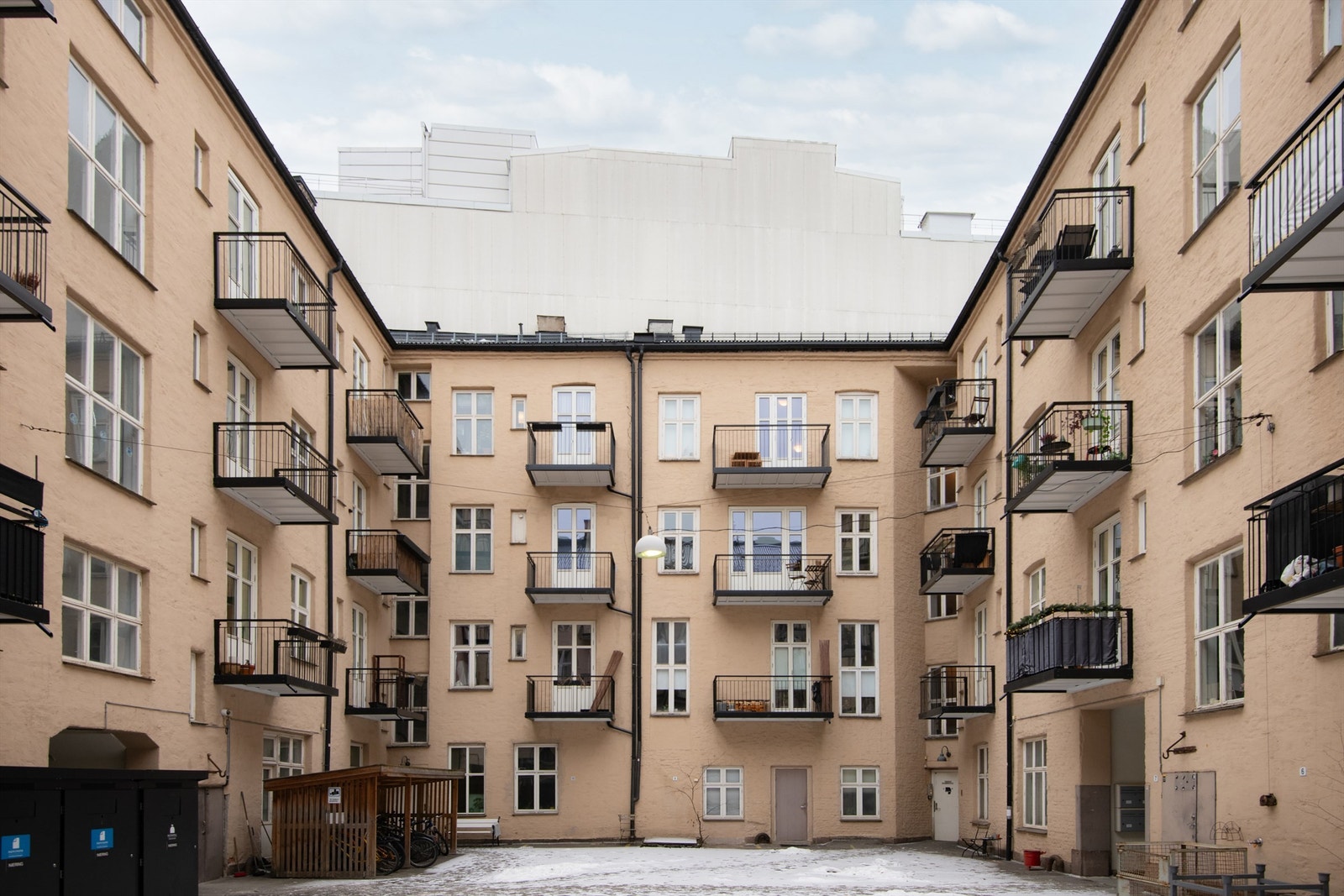 Skjermet bakgård med blant annet sykkel- og søppelskur. Galleribilde