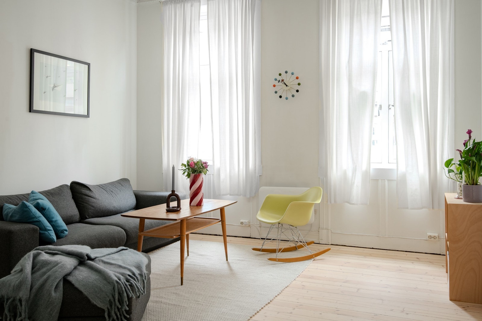 Leiligheten har et vakkert lysspill takket være store vindusflater, generøs takhøyde og en høy beliggenhet som slipper inn rikelig med dagslys. Galleribilde