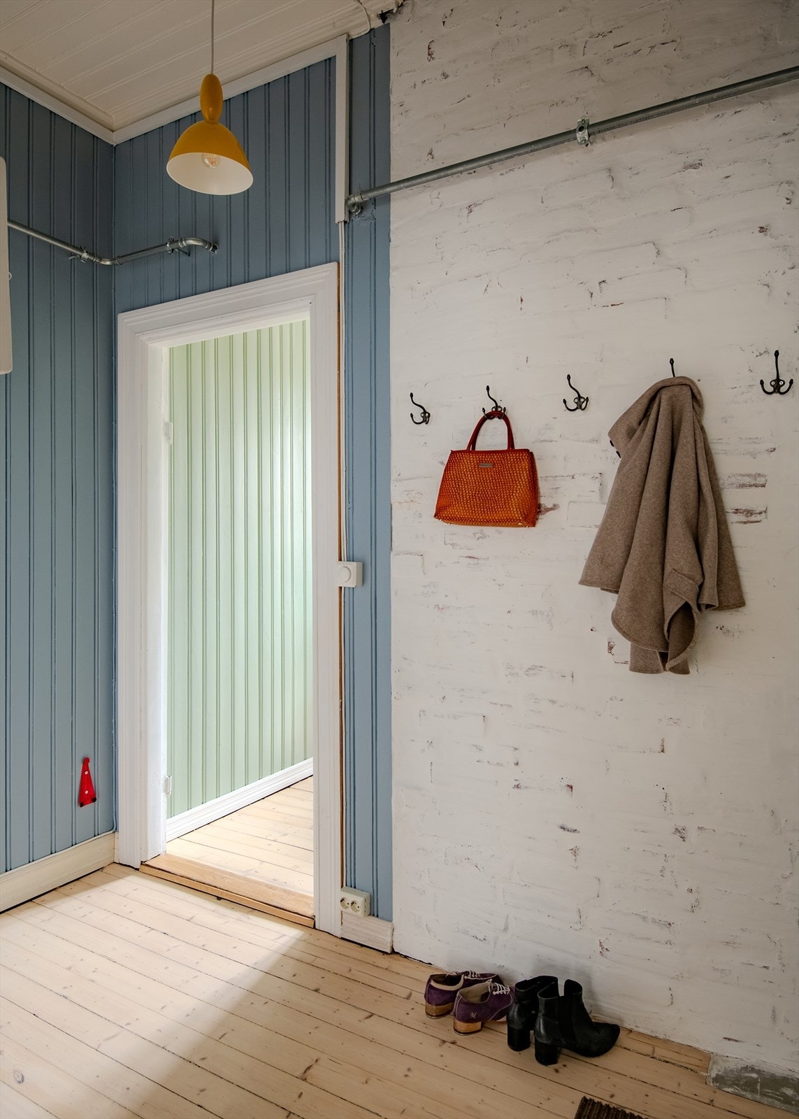 Praktisk entré med gode oppbevaringsmuligheter og callinganlegg. Fra entréen har du adkomst til alle leilighetens rom. Galleribilde