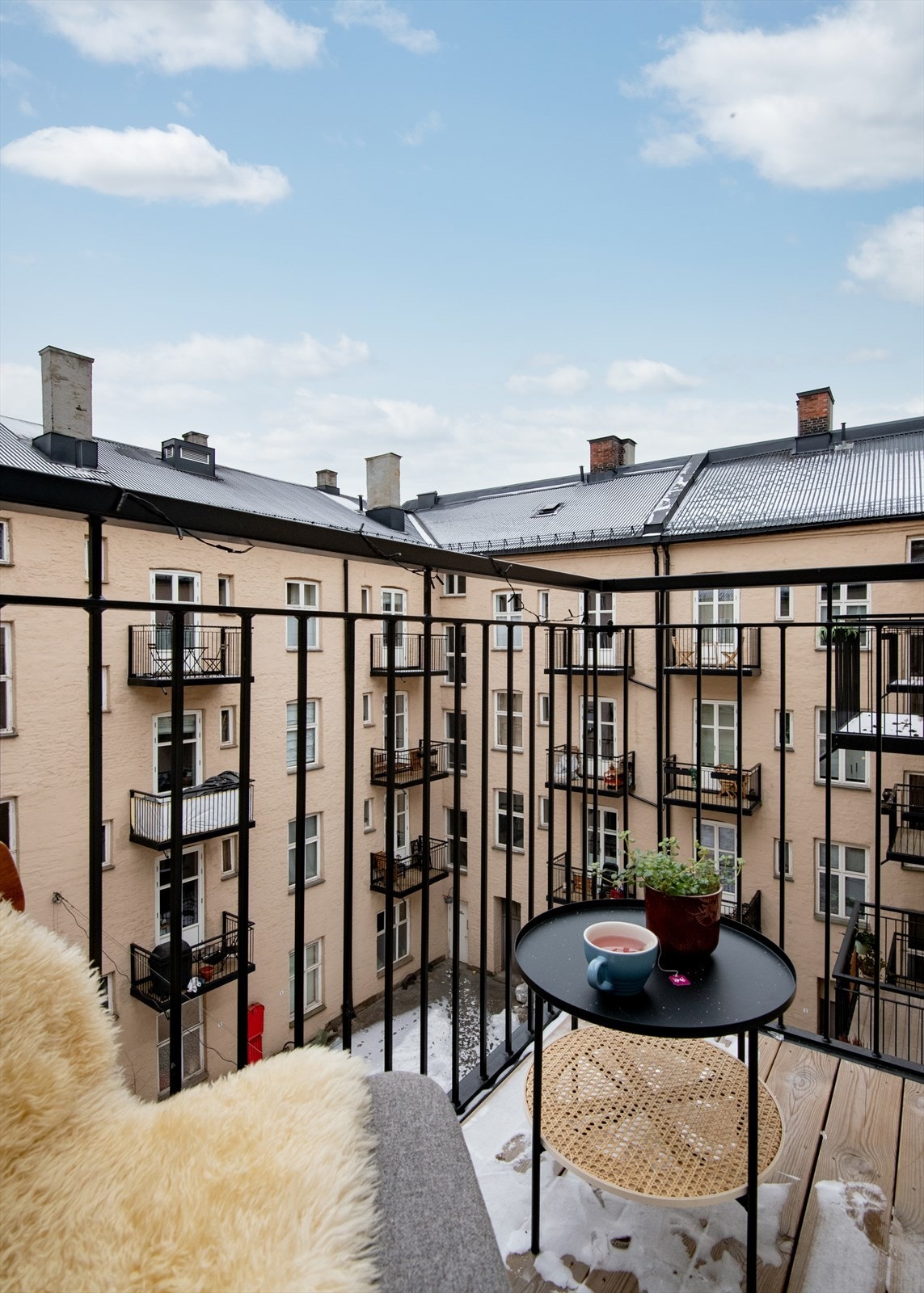 Balkongen har formiddagssol og passer fint til en rolig morgenkaffe på fine sommerdager. Galleribilde