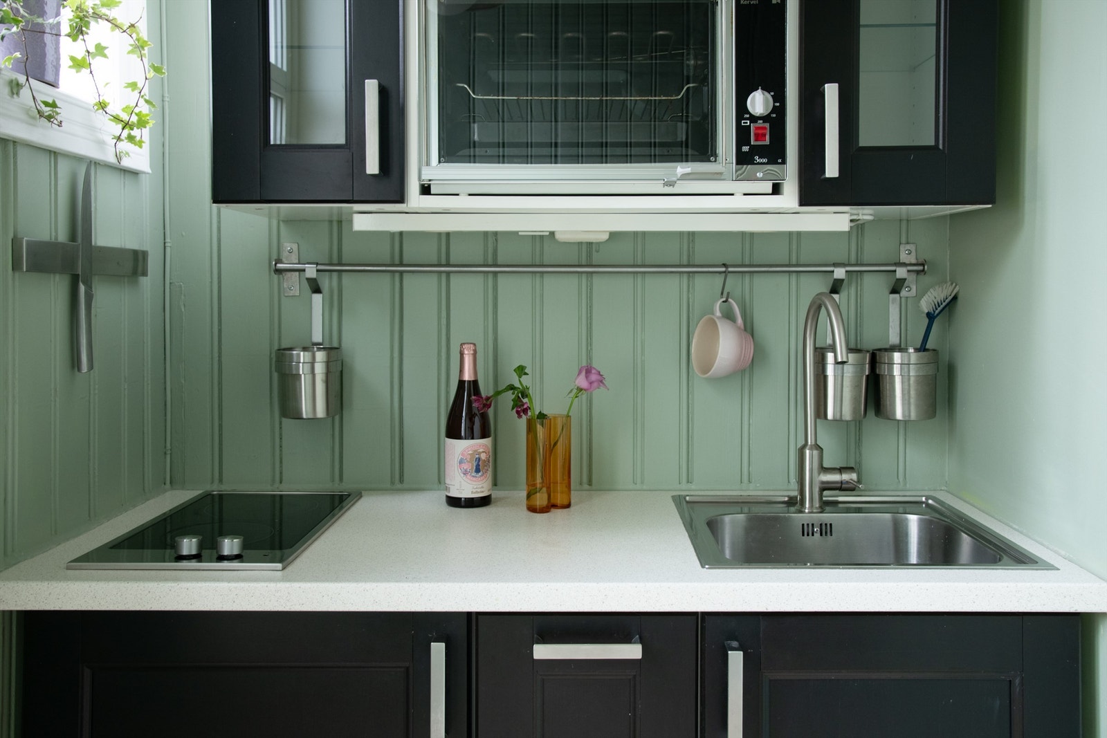 Praktisk og sjarmerende kjøkken med arealeffektive løsninger. Galleribilde