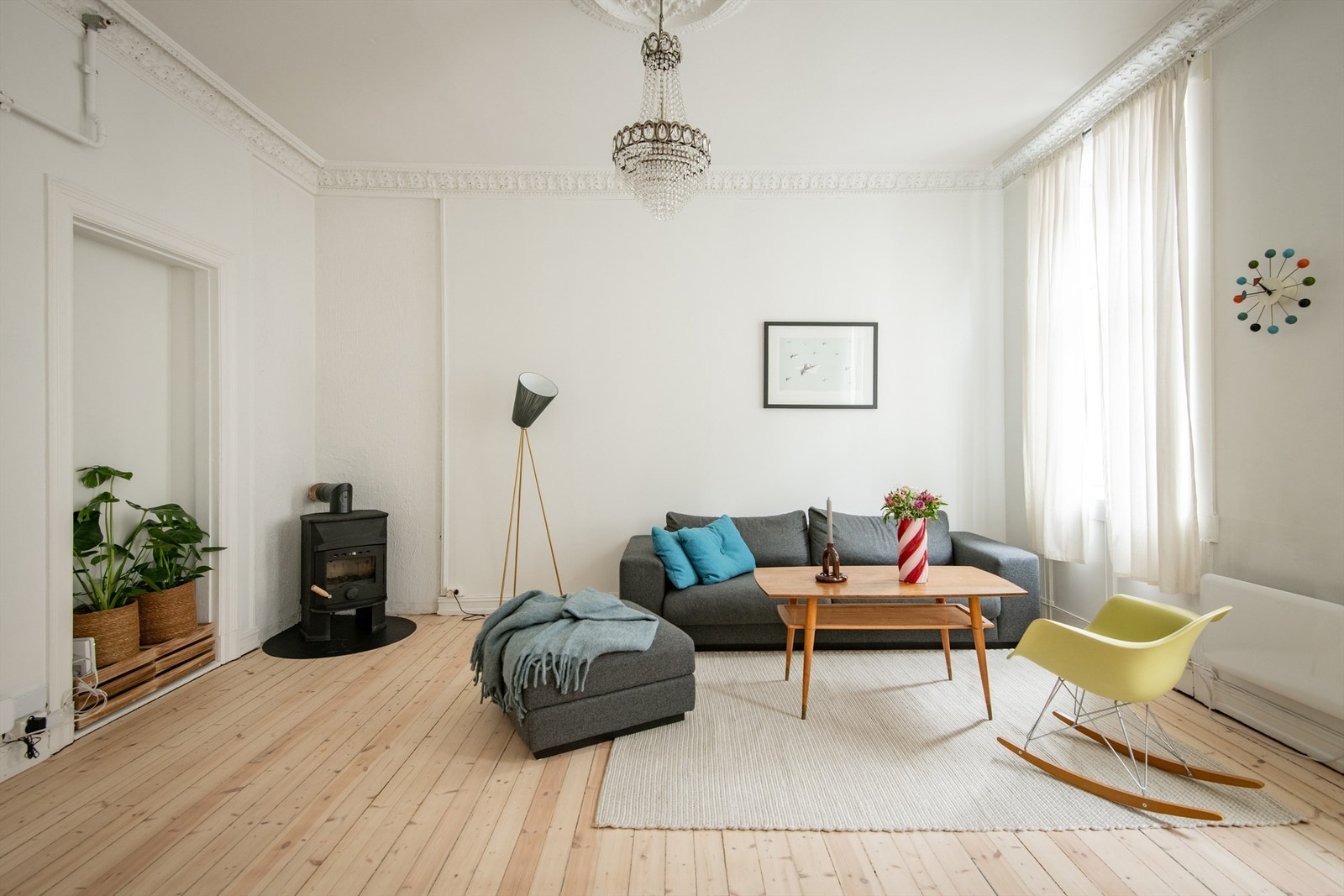 Leiligheten har en romslig stue hvor de klassiske detaljene er bevart. Her finner du også en peisovn som både er praktisk og skaper en lun og hyggelig atmosfære. Galleribilde