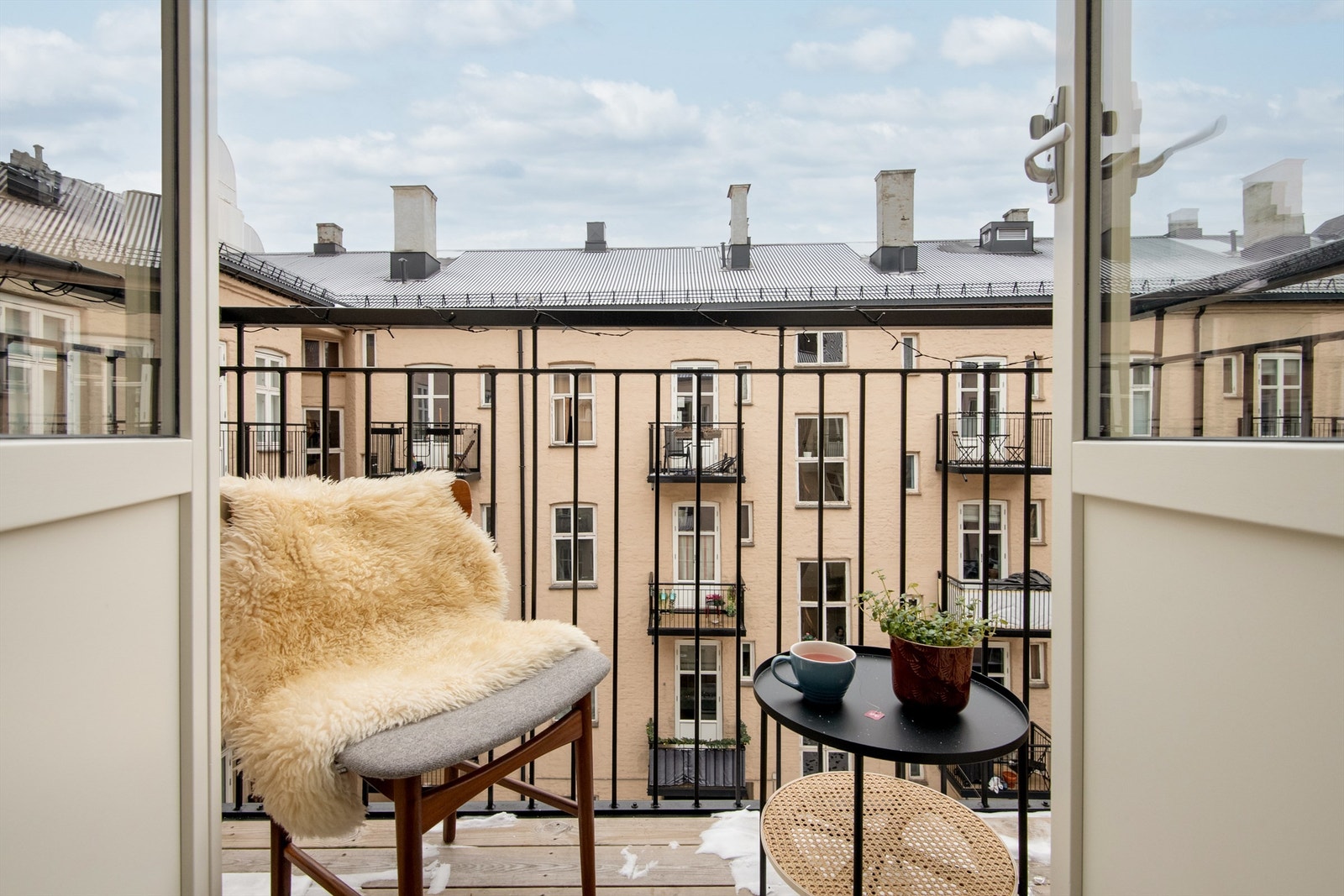 Balkong vendt ut mot bakgården. Galleribilde