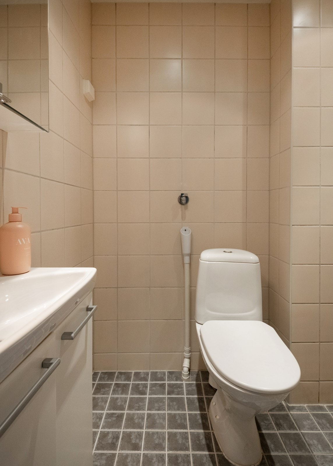 Flislagt bad fra 2010 med gulvvarme. Badet byr på toalett, servant, opplegg til vaskemaskin og nisje til dusj. Galleribilde